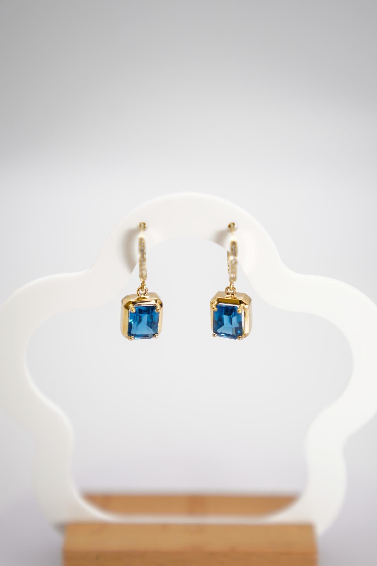 Zarif London Topaz Taşlı 14 Ayar Altın Küpe | Dikdörtgen Kesim ve Sallantılı Tasarım