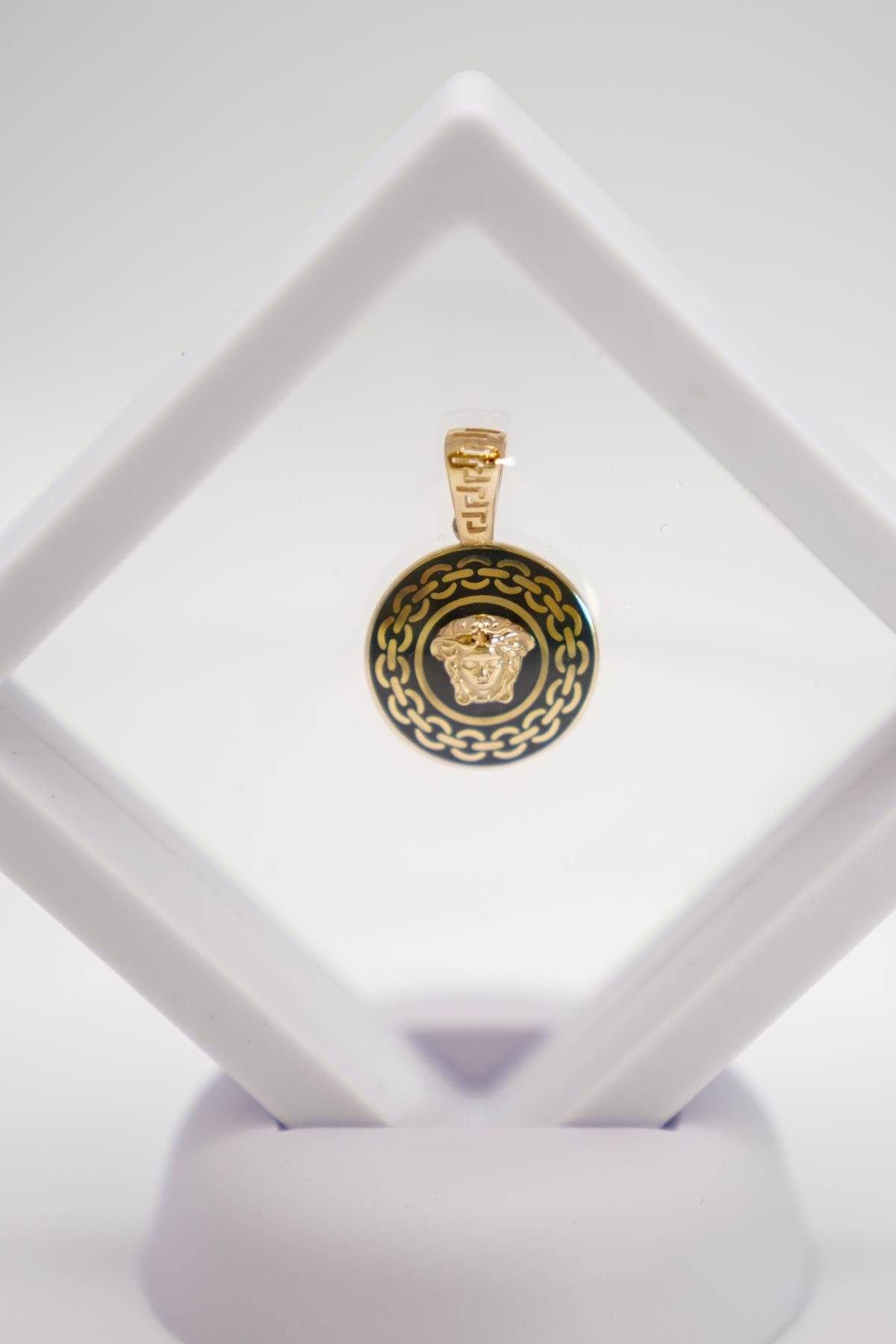 Zincir Desenli Aslan Figürlü 14 Ayar Altın Kolye Ucu – Yuvarlak Formda Gösterişli Tasarım