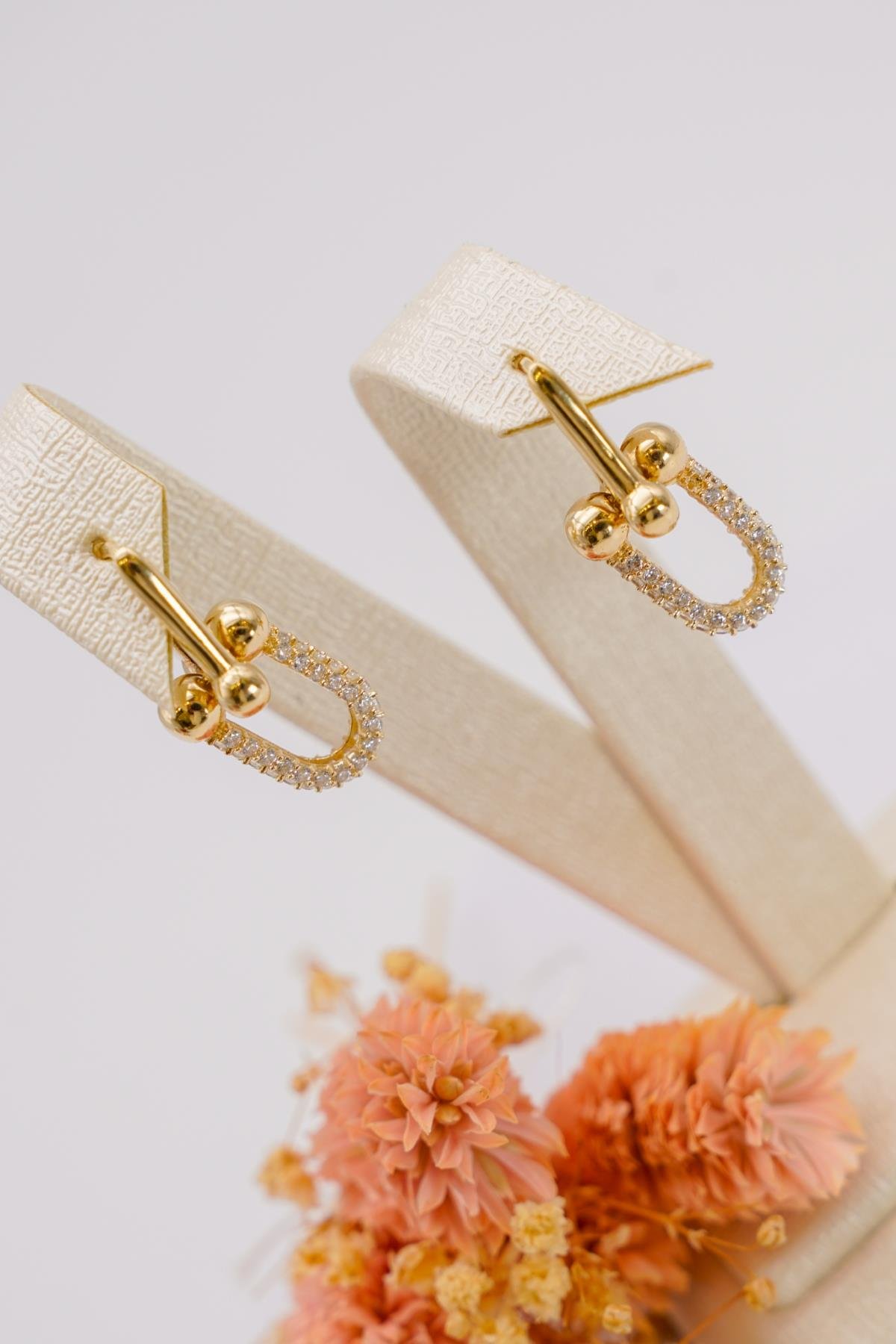 Zincir Detaylı Modern Formlu 14 Ayar Altın Küpe I Şık ve Minimal Tasarım