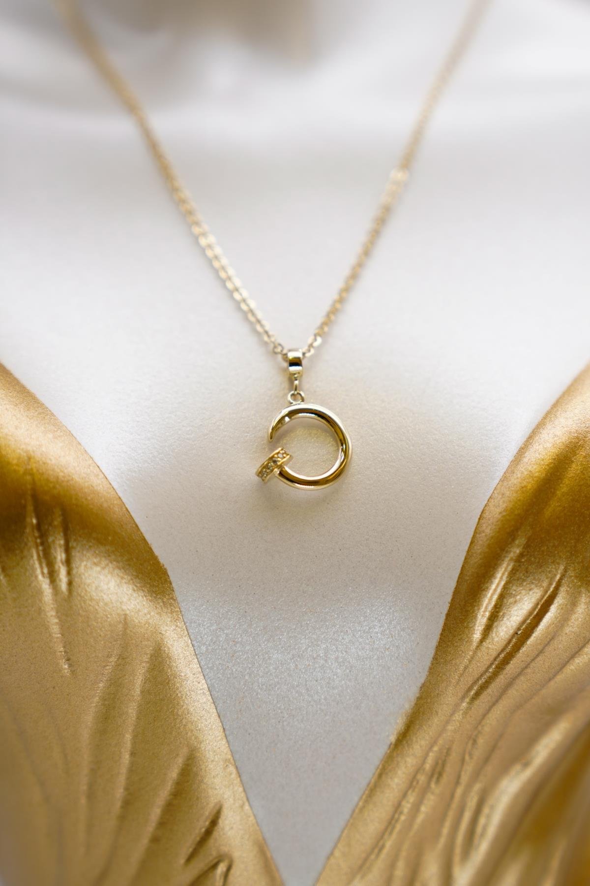 Zirkon Taş Detaylı 14 Ayar Altın Kolye – Hilal Figürlü, Modern ve Şık Tasarım Modeli