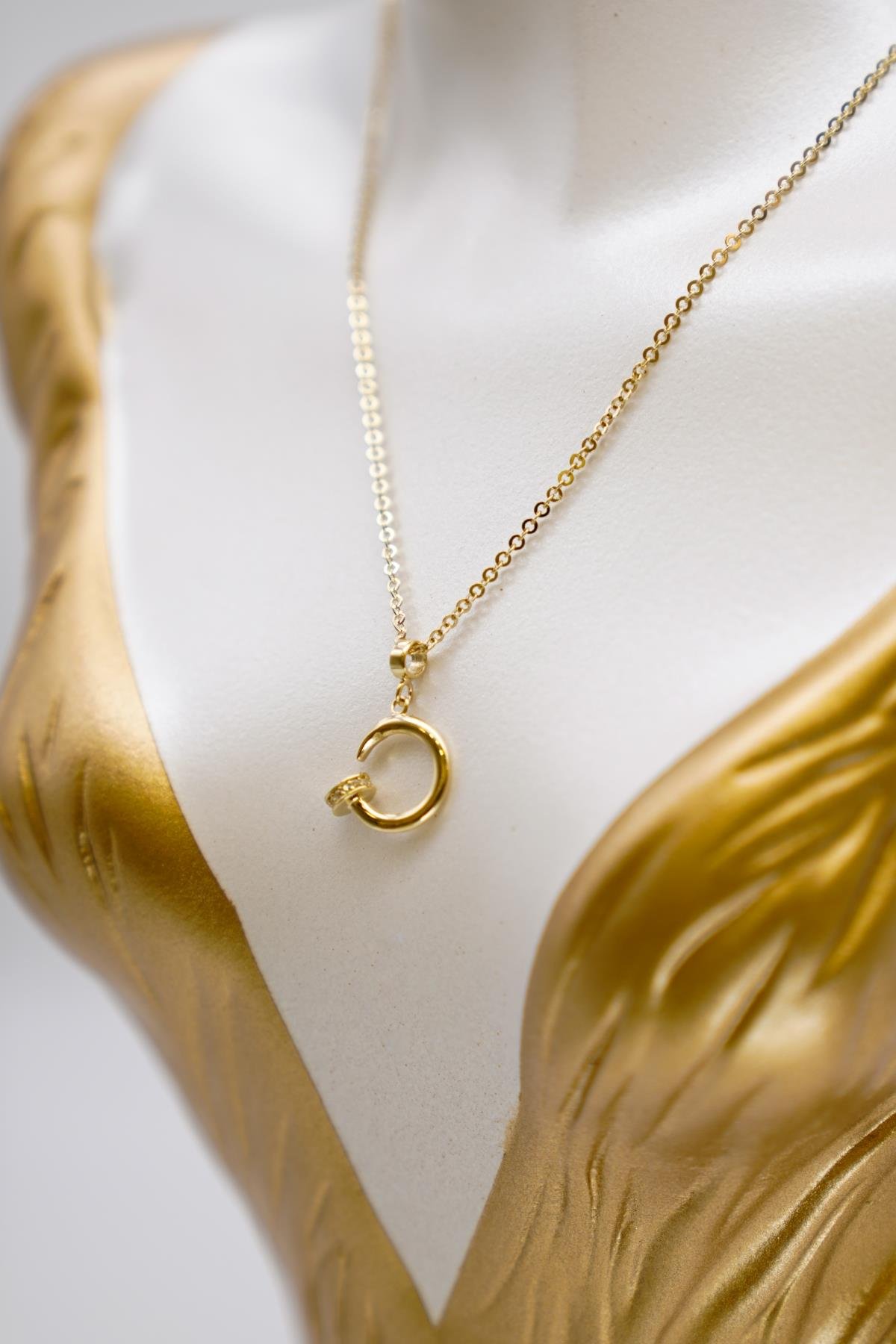 Zirkon Taş Detaylı 14 Ayar Altın Kolye – Hilal Figürlü, Modern ve Şık Tasarım Modeli