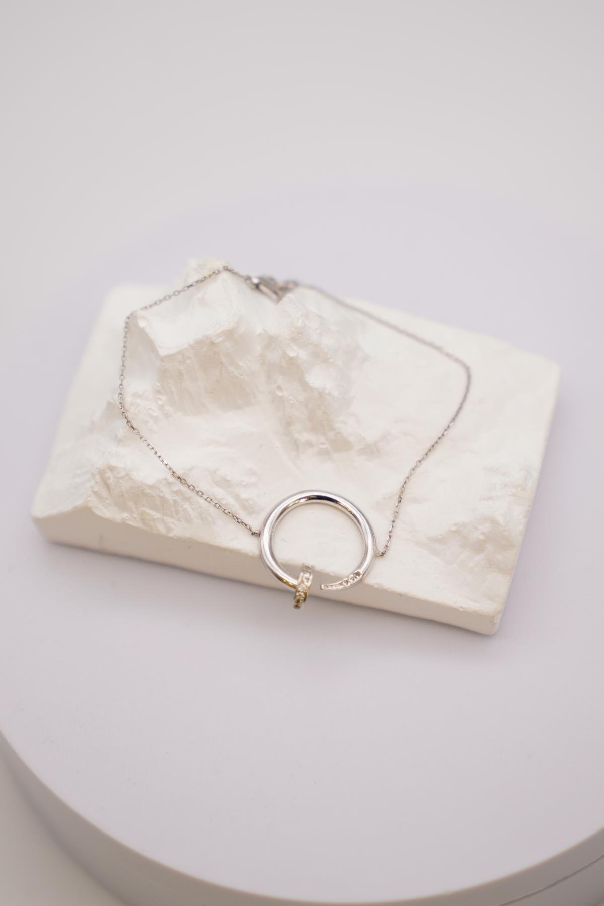 Zirkon Taş Detaylı Beyaz Altın 14 Ayar Modern Halka Bileklik ile Minimal Şıklık