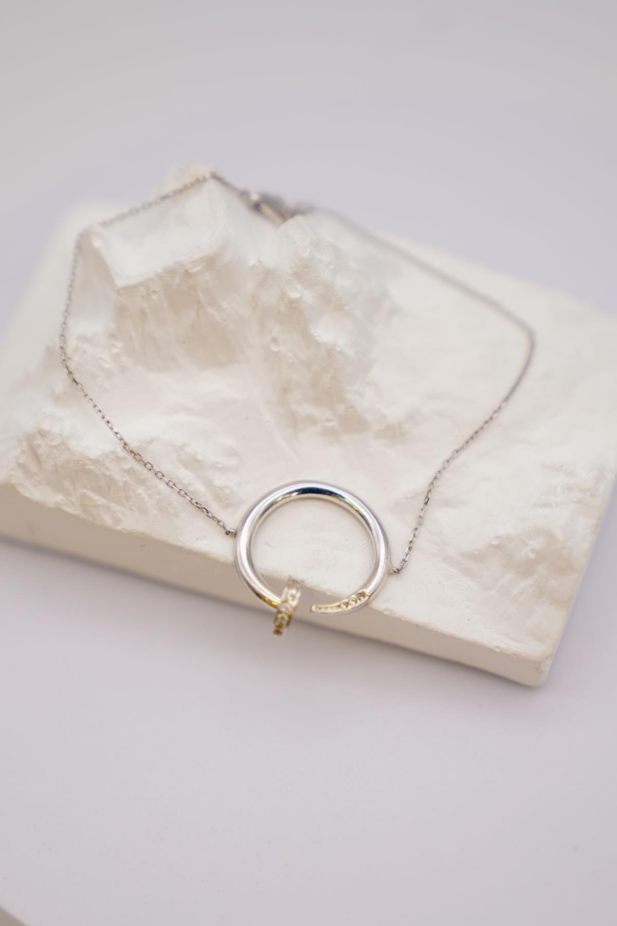 Zirkon Taş Detaylı Beyaz Altın 14 Ayar Modern Halka Bileklik ile Minimal Şıklık