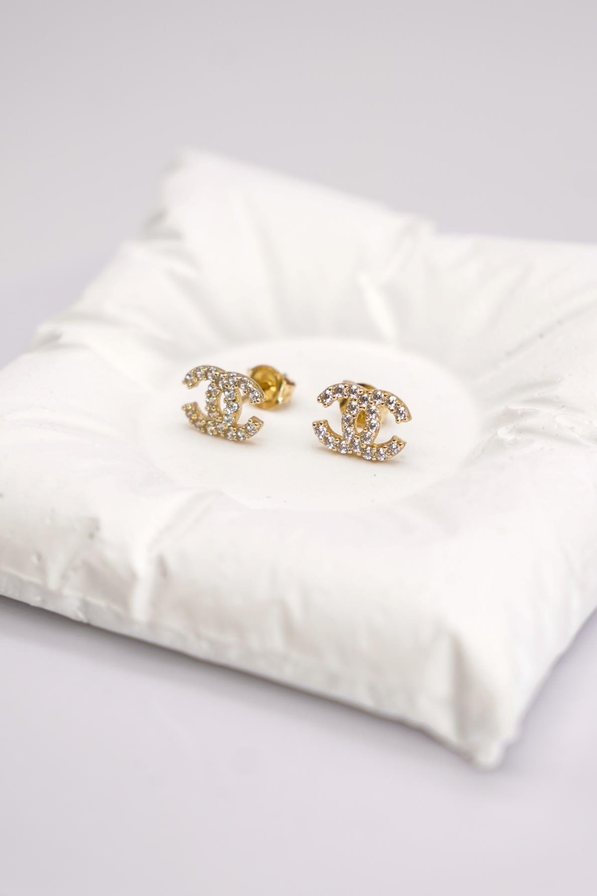 Zirkon Taşlı 14 Ayar Altın Vidalı Küpe | Işıltılı ve Minimal Tasarım