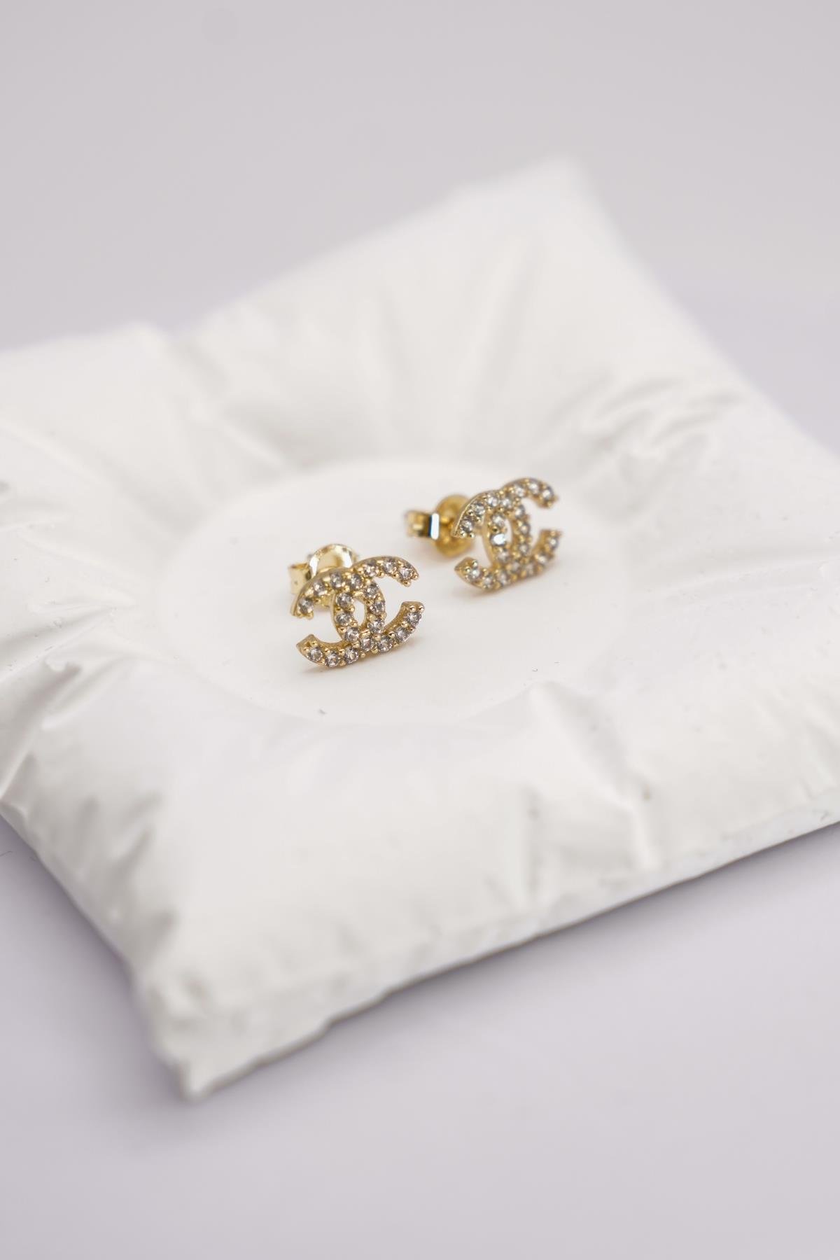 Zirkon Taşlı 14 Ayar Altın Vidalı Küpe | Işıltılı ve Minimal Tasarım