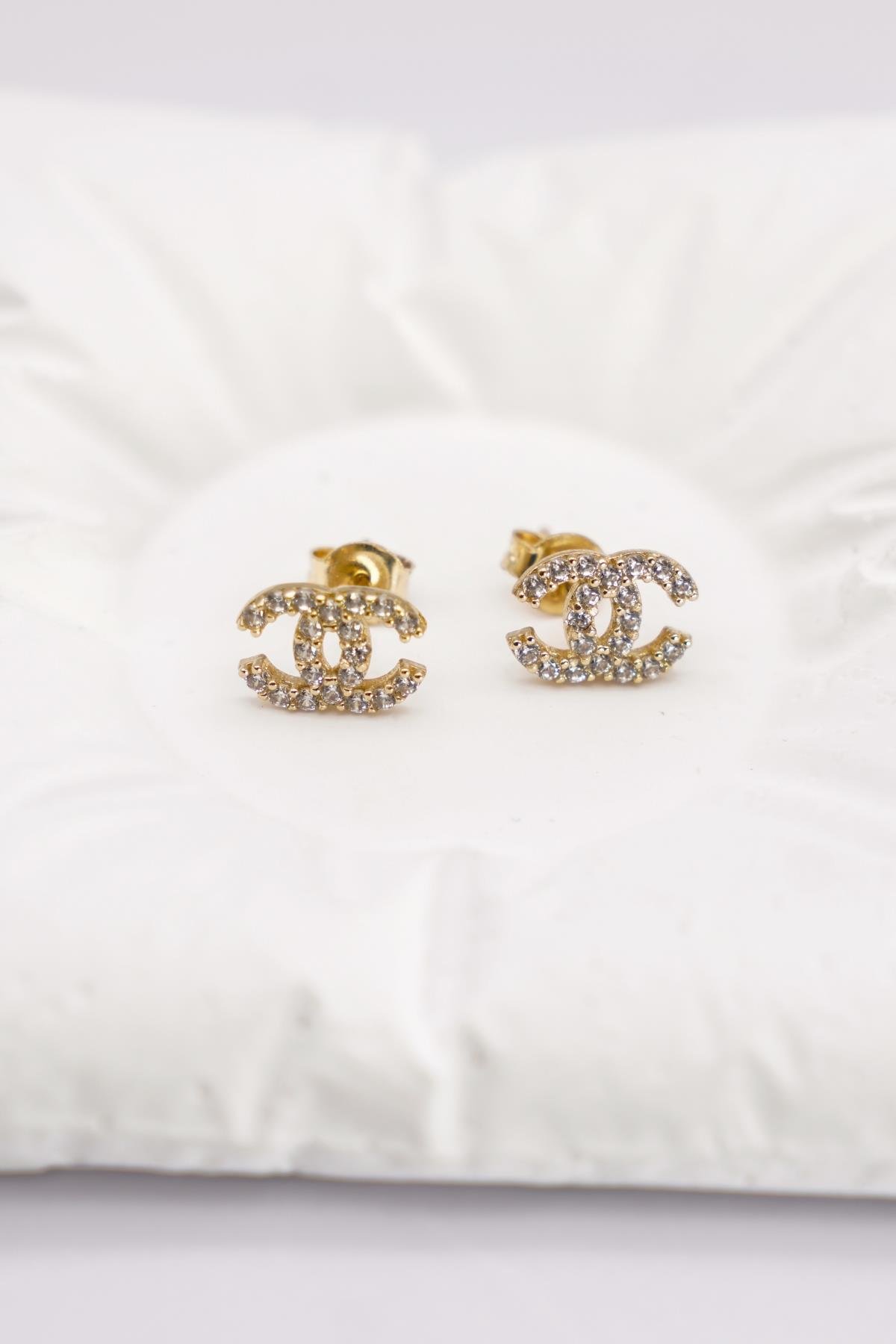 Zirkon Taşlı 14 Ayar Altın Vidalı Küpe | Işıltılı ve Minimal Tasarım