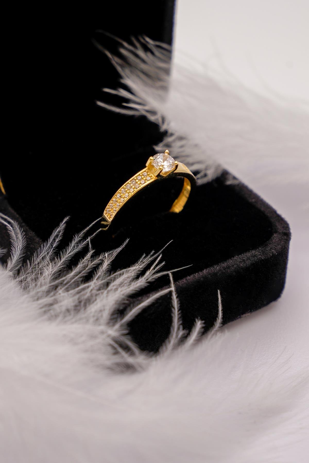 Zirkon Taşlı 14 Ayar Altın Yüzük – Işıltılı Şıklık Sunan Minimal ve Zarif Tasarım