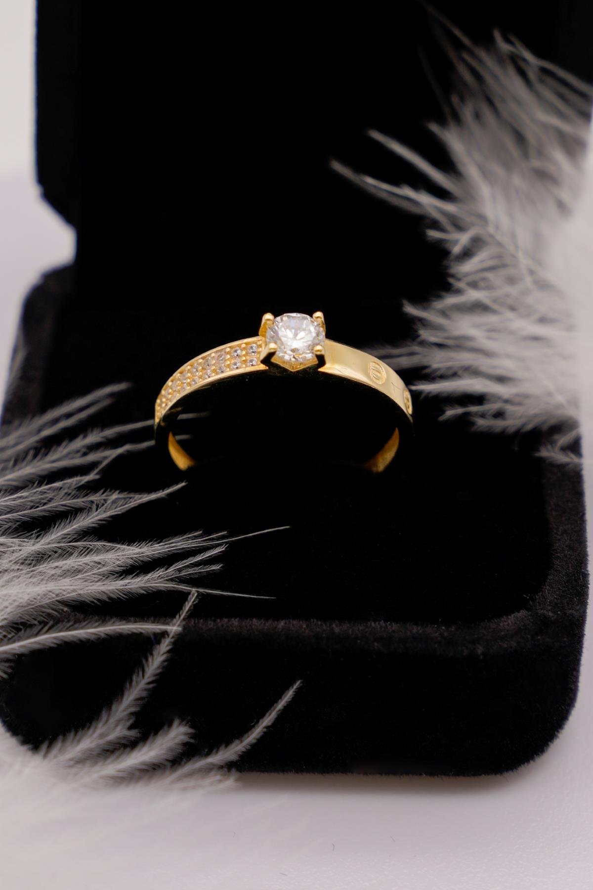 Zirkon Taşlı 14 Ayar Altın Yüzük – Işıltılı Şıklık Sunan Minimal ve Zarif Tasarım