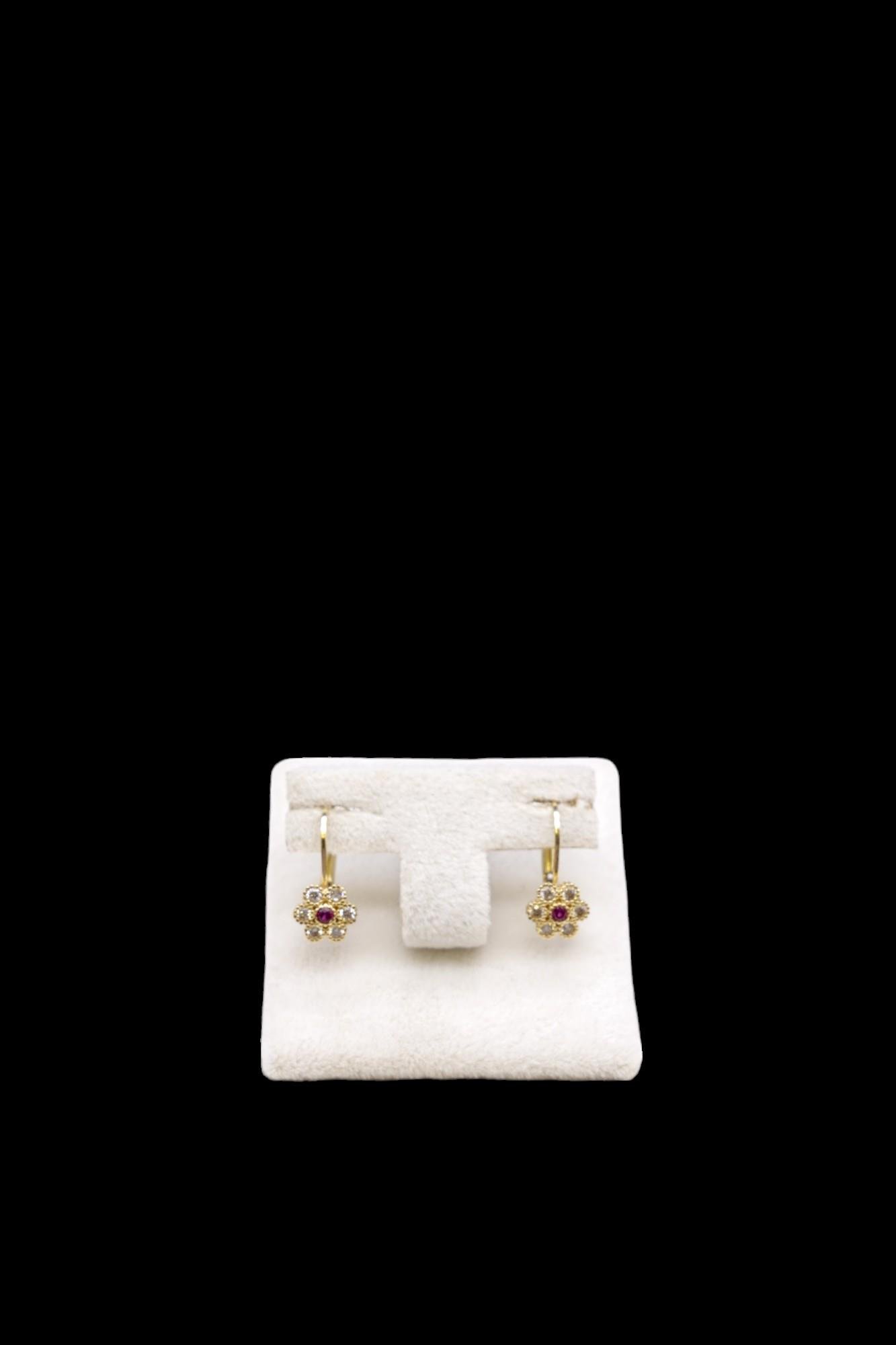 Zirkon Taşlı Çiçek Figürlü Küpe 14 Ayar