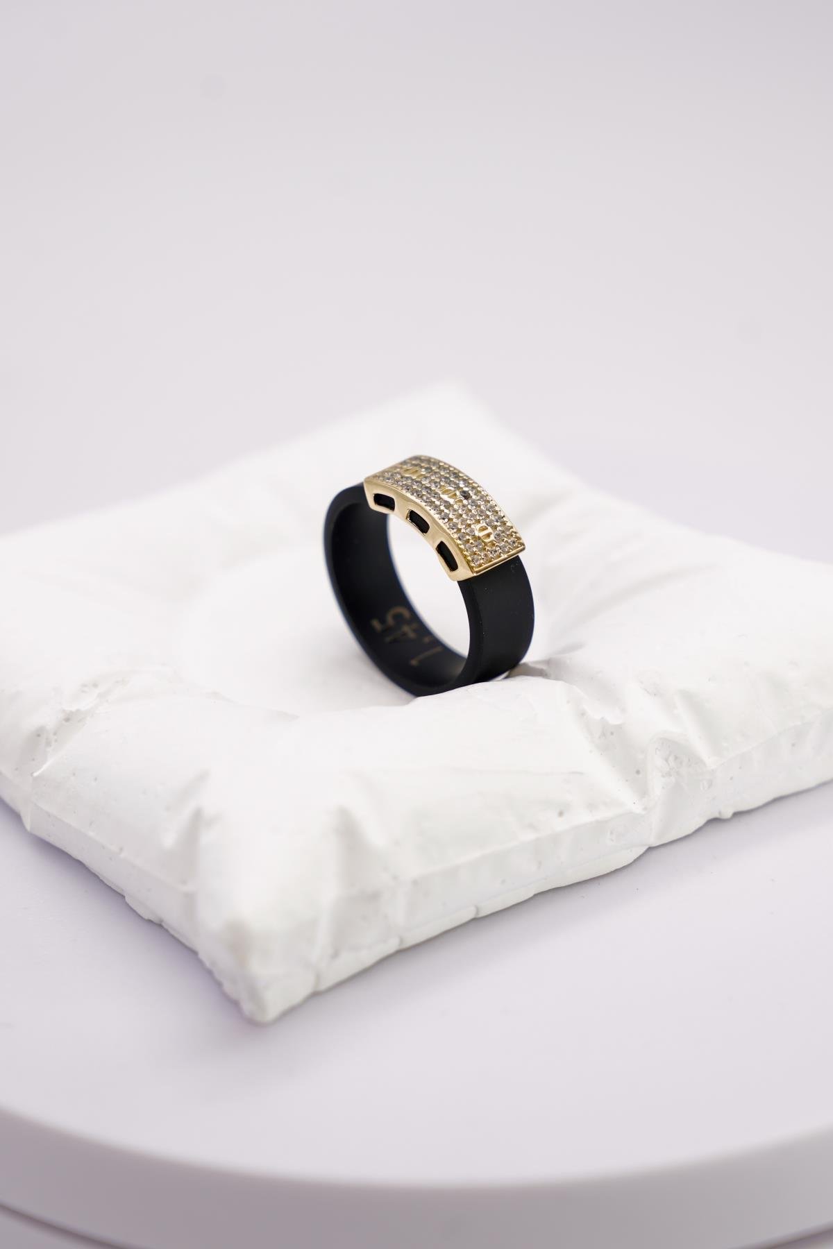 Zirkon Taşlı Siyah Kauçuk Detaylı 14 Ayar Altın Yüzük – Modern ve Spor Şık Tasarım