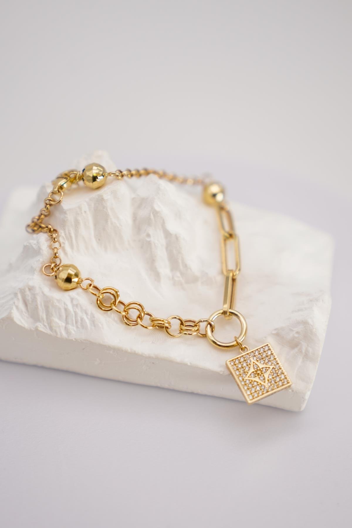 Zirkon Taşlı Yıldız Figürlü 14 Ayar Altın Zincir Detaylı Şık ve Modern Tasarım Bileklik