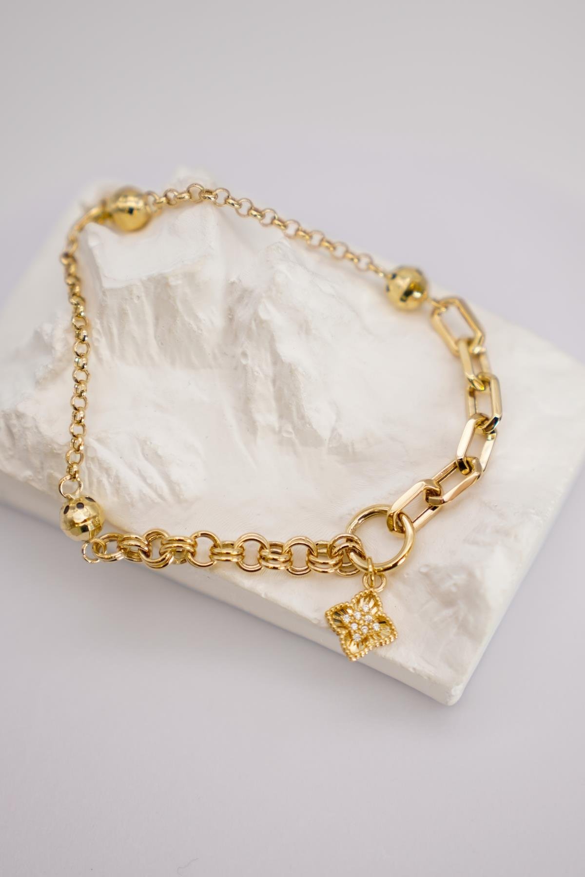 Zirkon Taşlı Yonca Figürlü 14 Ayar Altın Zincir Detaylı Modern ve Işıltılı Bileklik Modeli