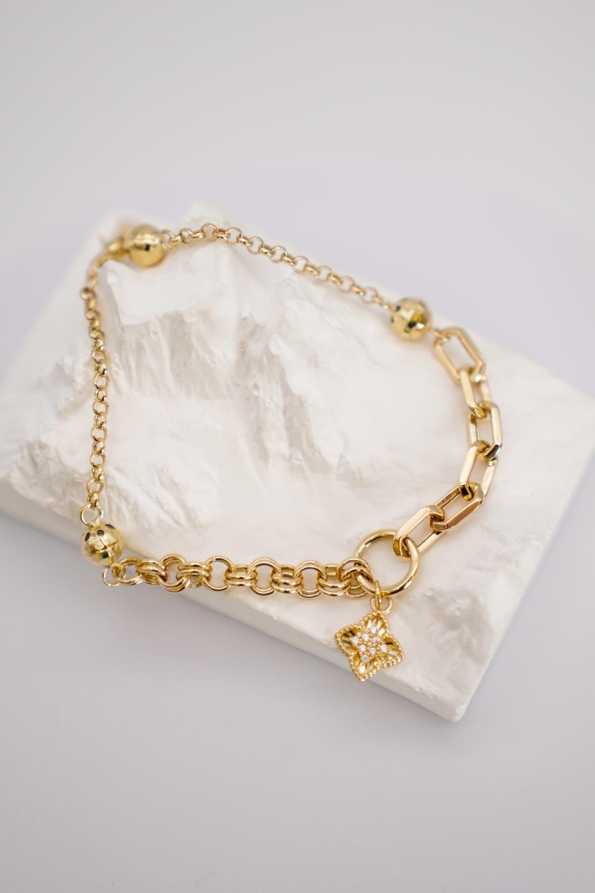 Zirkon Taşlı Yonca Figürlü 14 Ayar Altın Zincir Detaylı Modern ve Işıltılı Bileklik Modeli