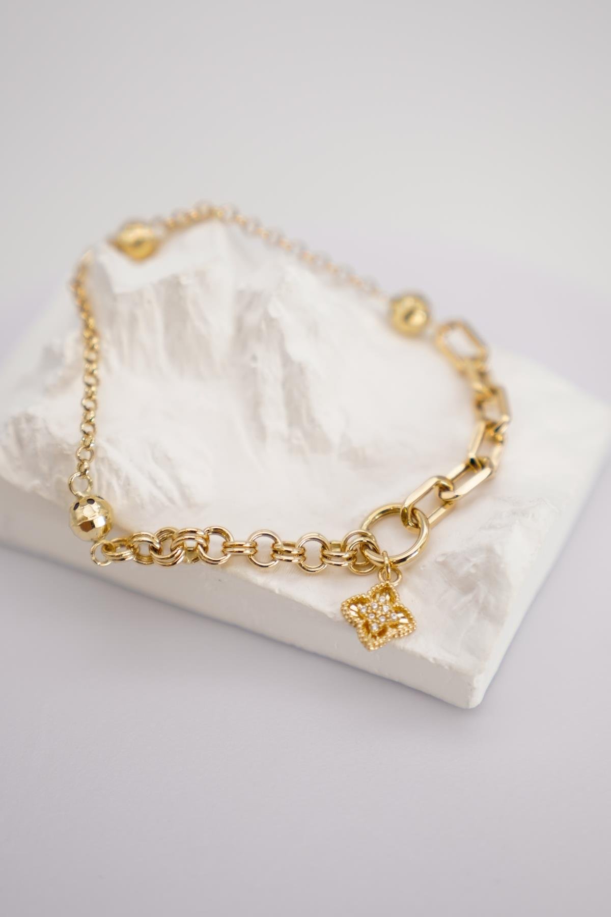 Zirkon Taşlı Yonca Figürlü 14 Ayar Altın Zincir Detaylı Modern ve Işıltılı Bileklik Modeli