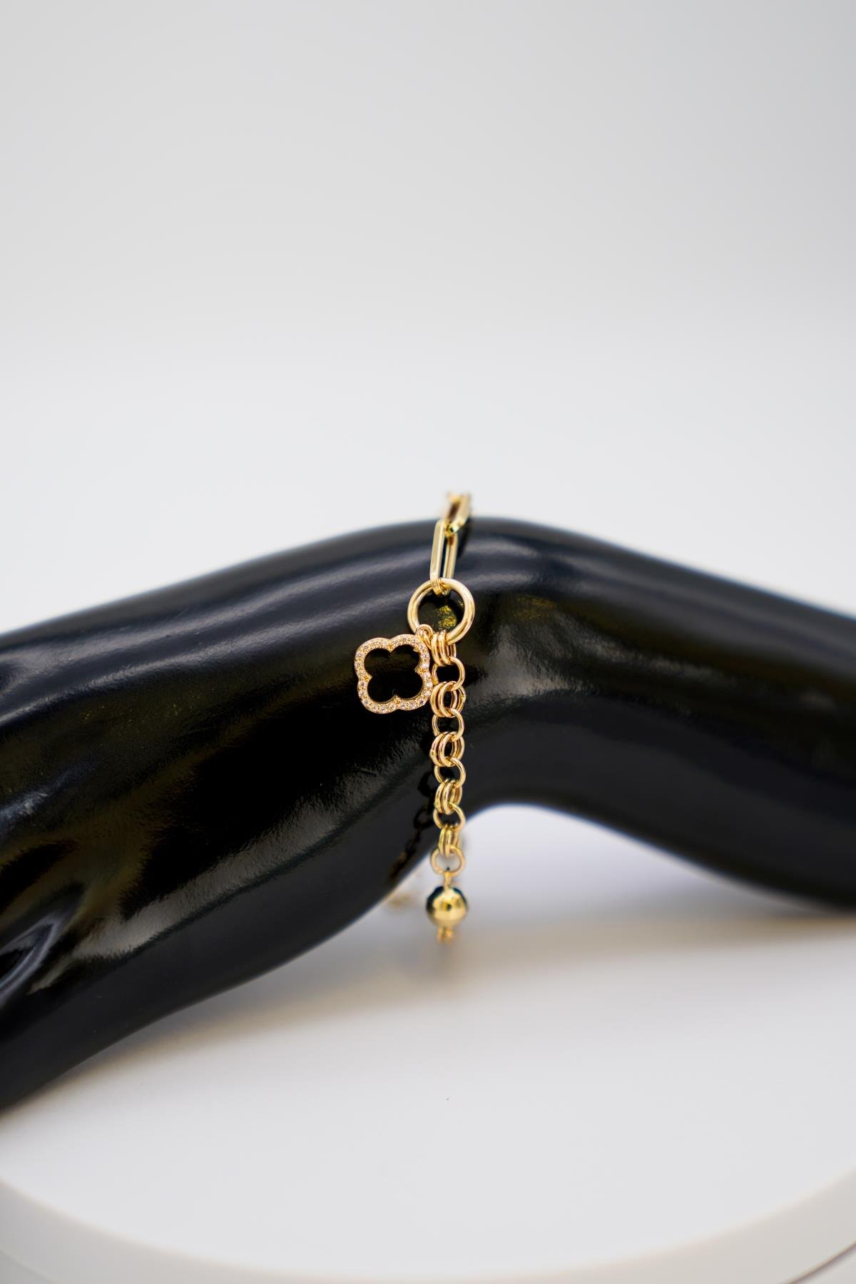 Zirkon Taşlı Yonca Uçlu 14 Ayar Altın Zincir Detaylı Şık ve Modern Tasarım Bileklik