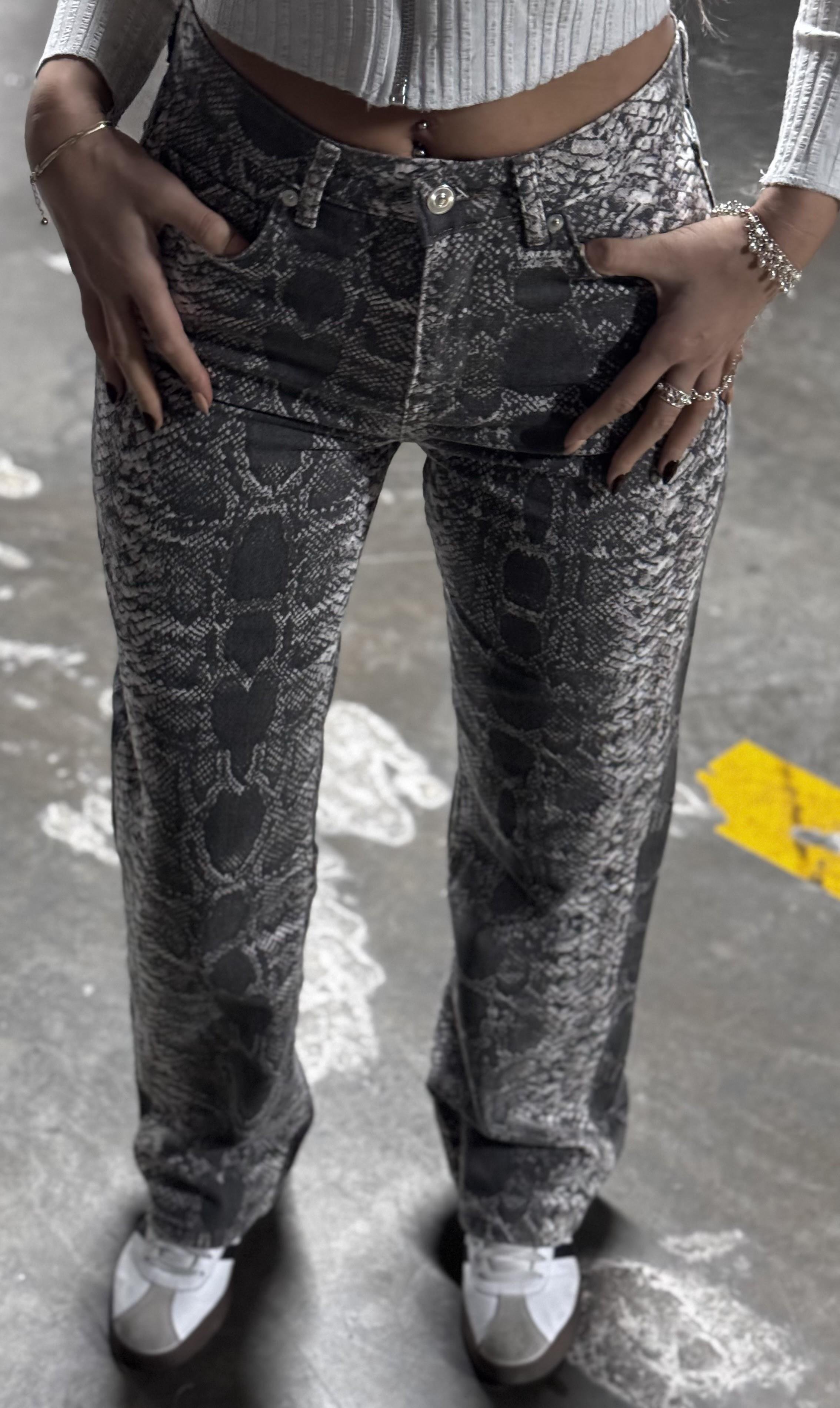  Gri Yılan Desenli Straight Jean