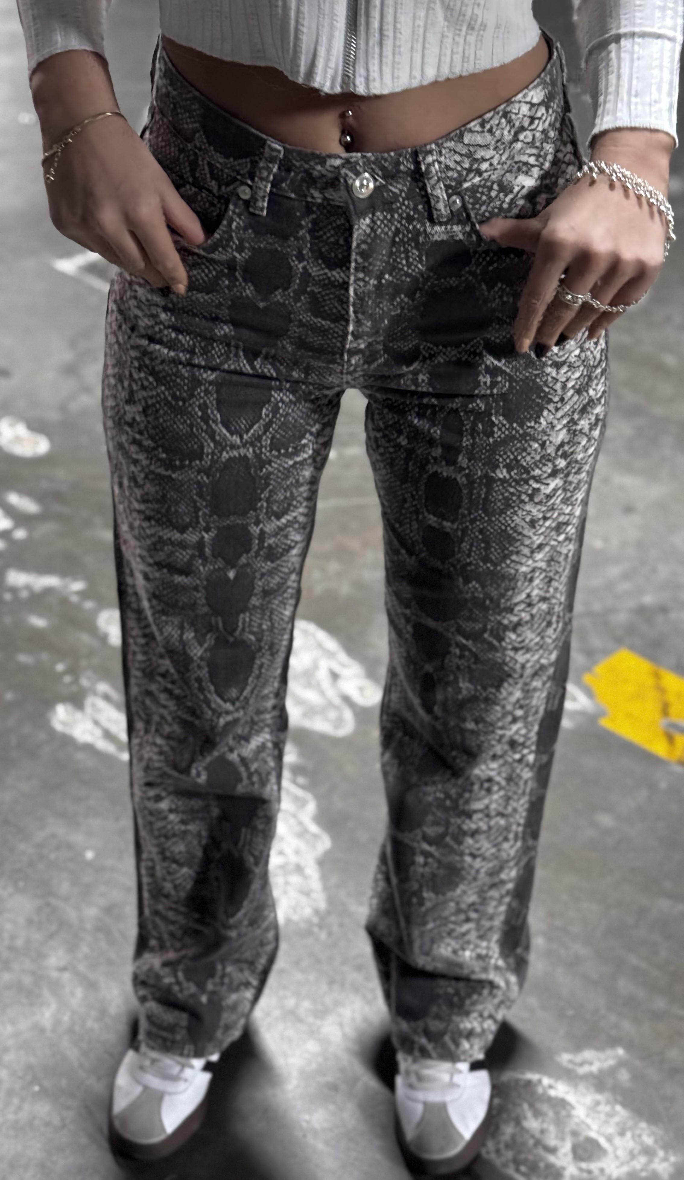  Gri Yılan Desenli Straight Jean