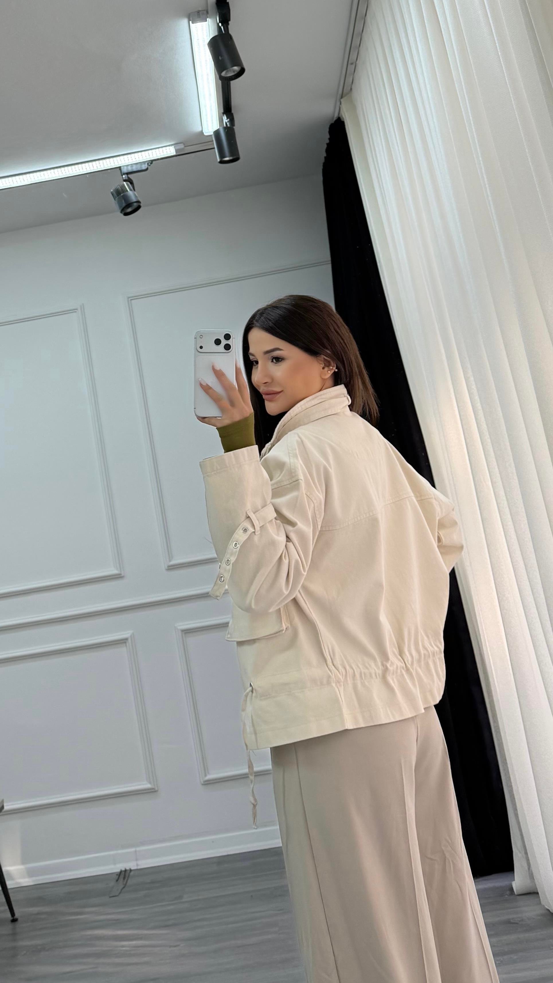Bej Dik Yaka Büyük Cep Detaylı Fermuarlı Gabardin Denim Ceket