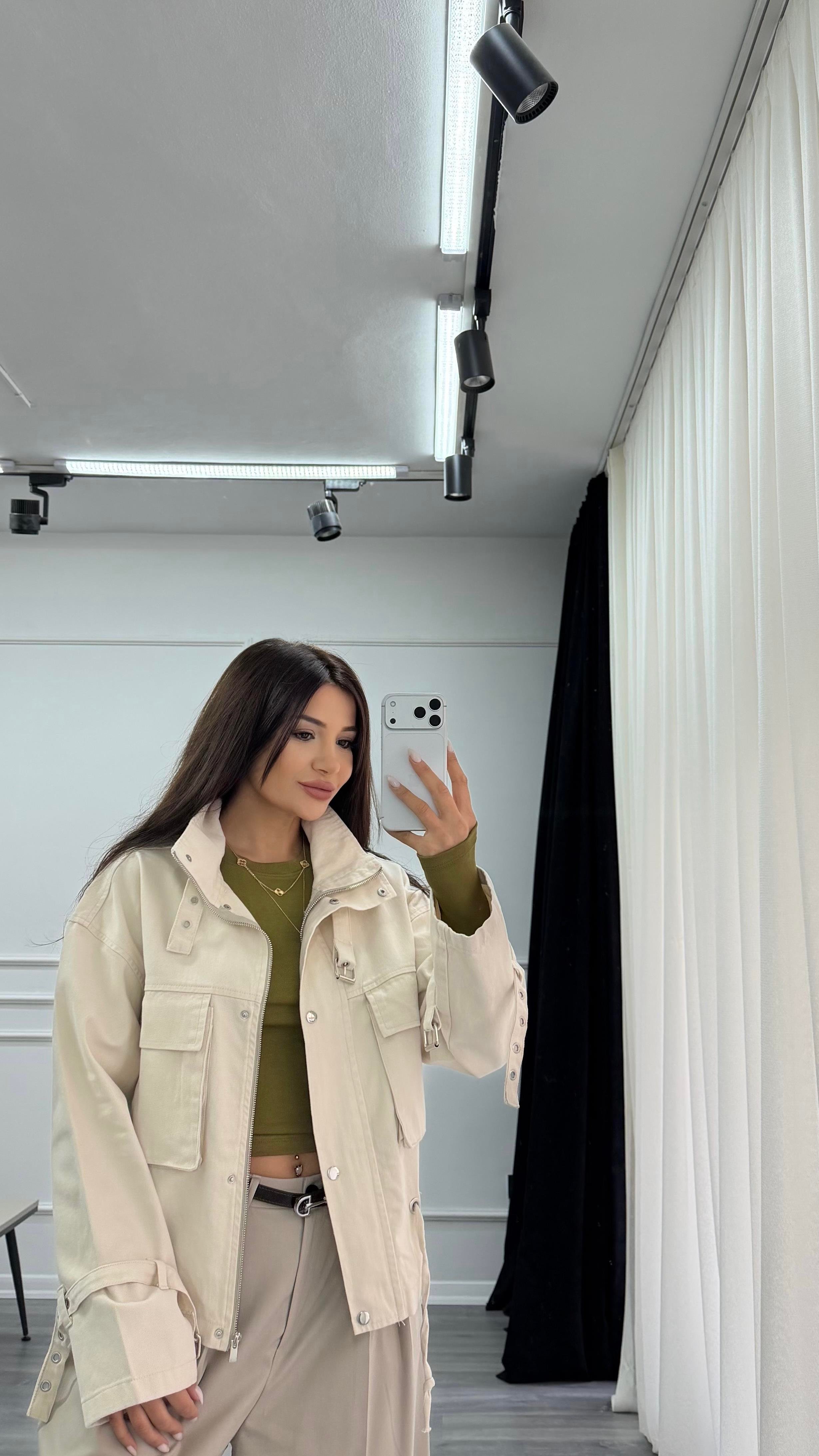 Bej Dik Yaka Büyük Cep Detaylı Fermuarlı Gabardin Denim Ceket