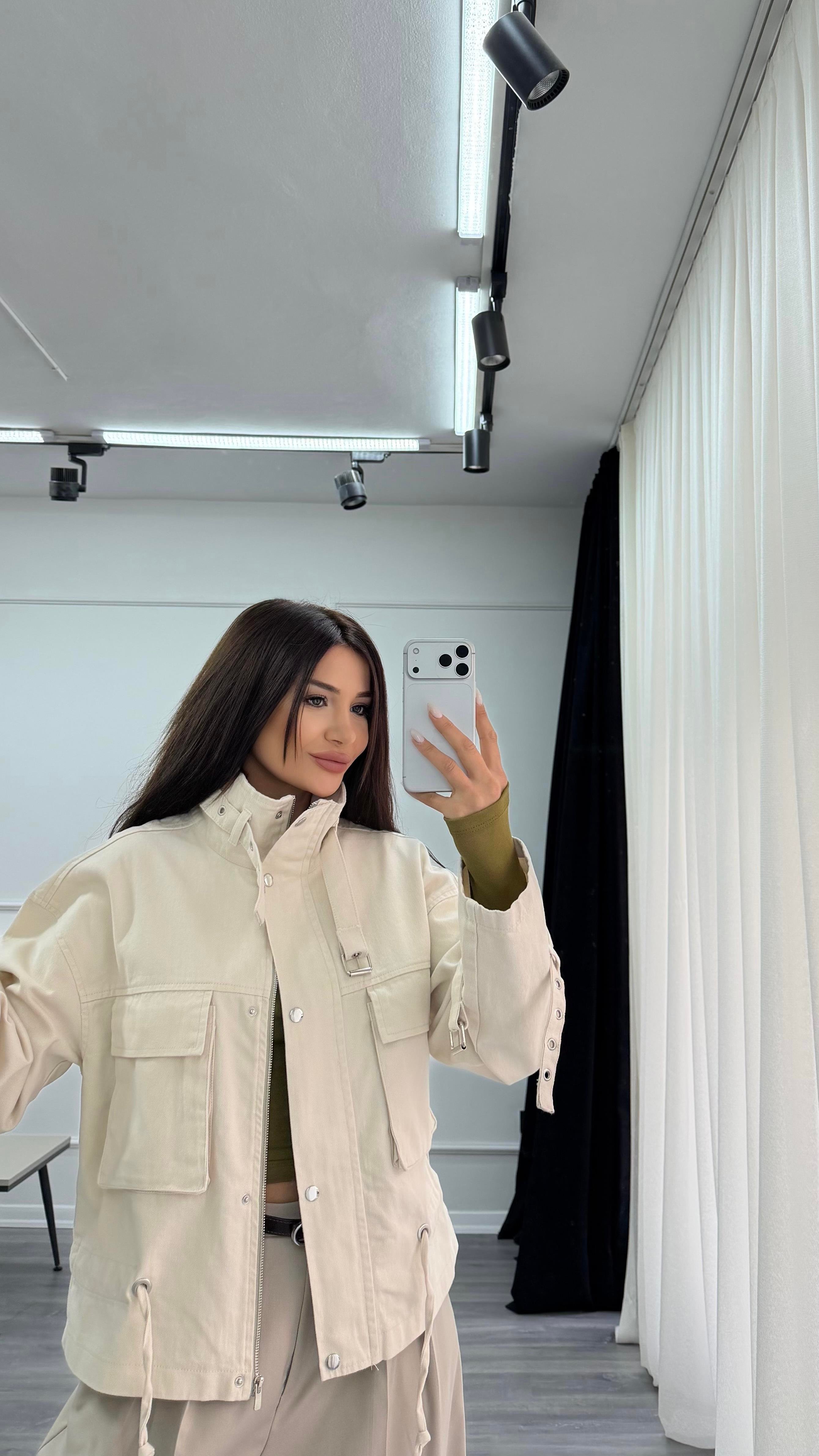 Bej Dik Yaka Büyük Cep Detaylı Fermuarlı Gabardin Denim Ceket