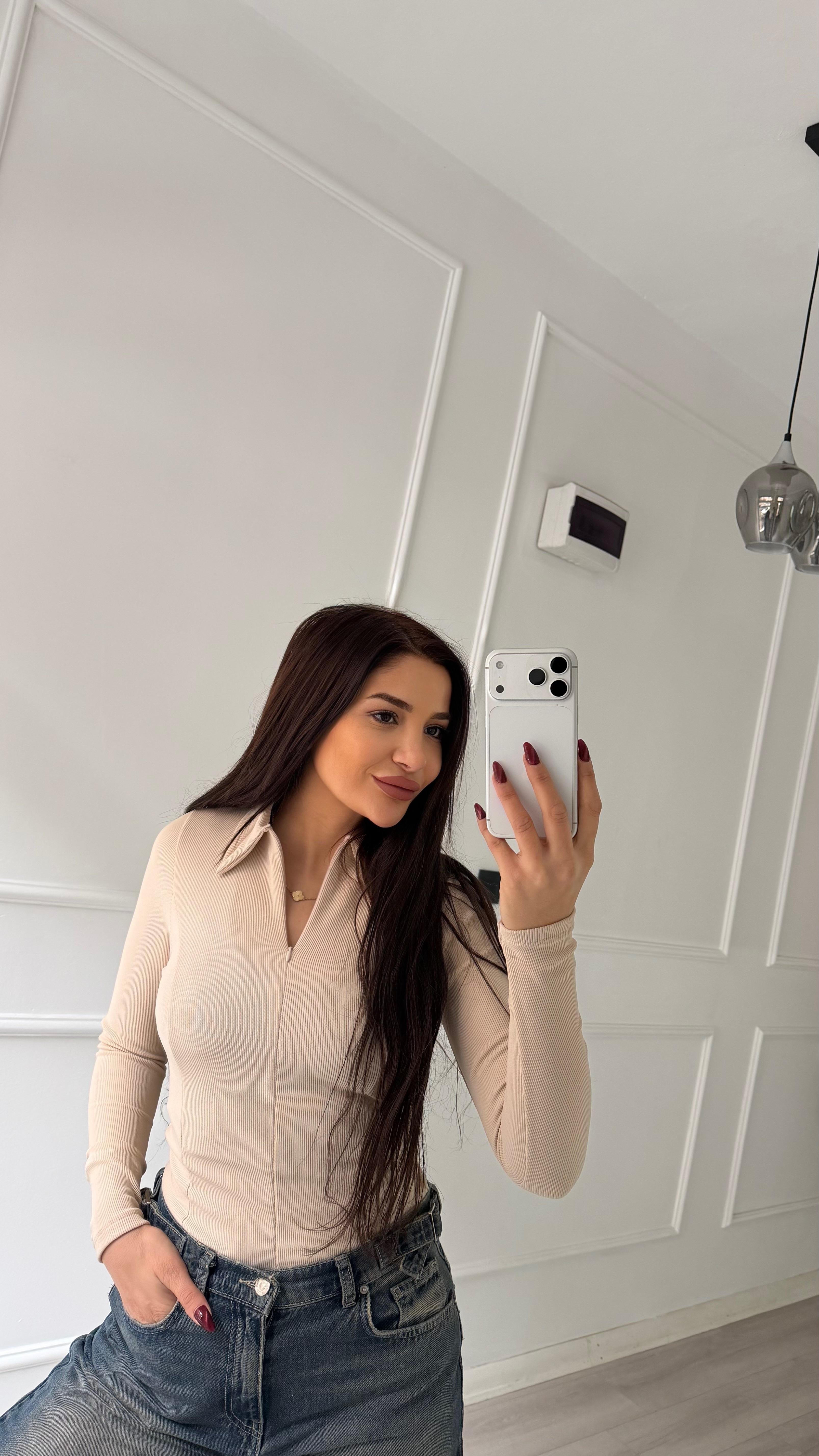 Bej Polo Yaka Yarım Fermuarlı Esnek Bluz