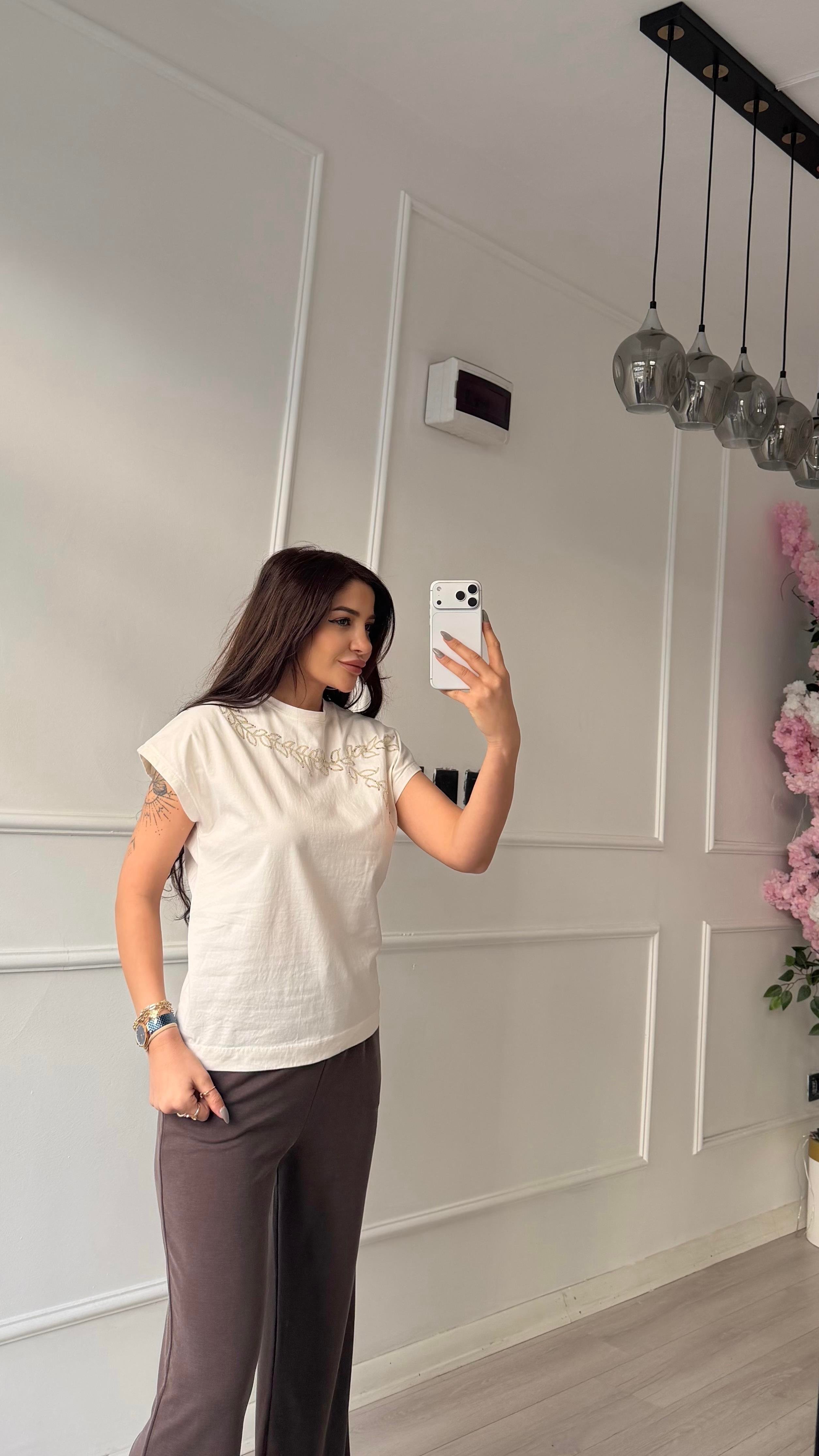 Beyaz %100 Pamuk Önü İşlemeli T-shirt 