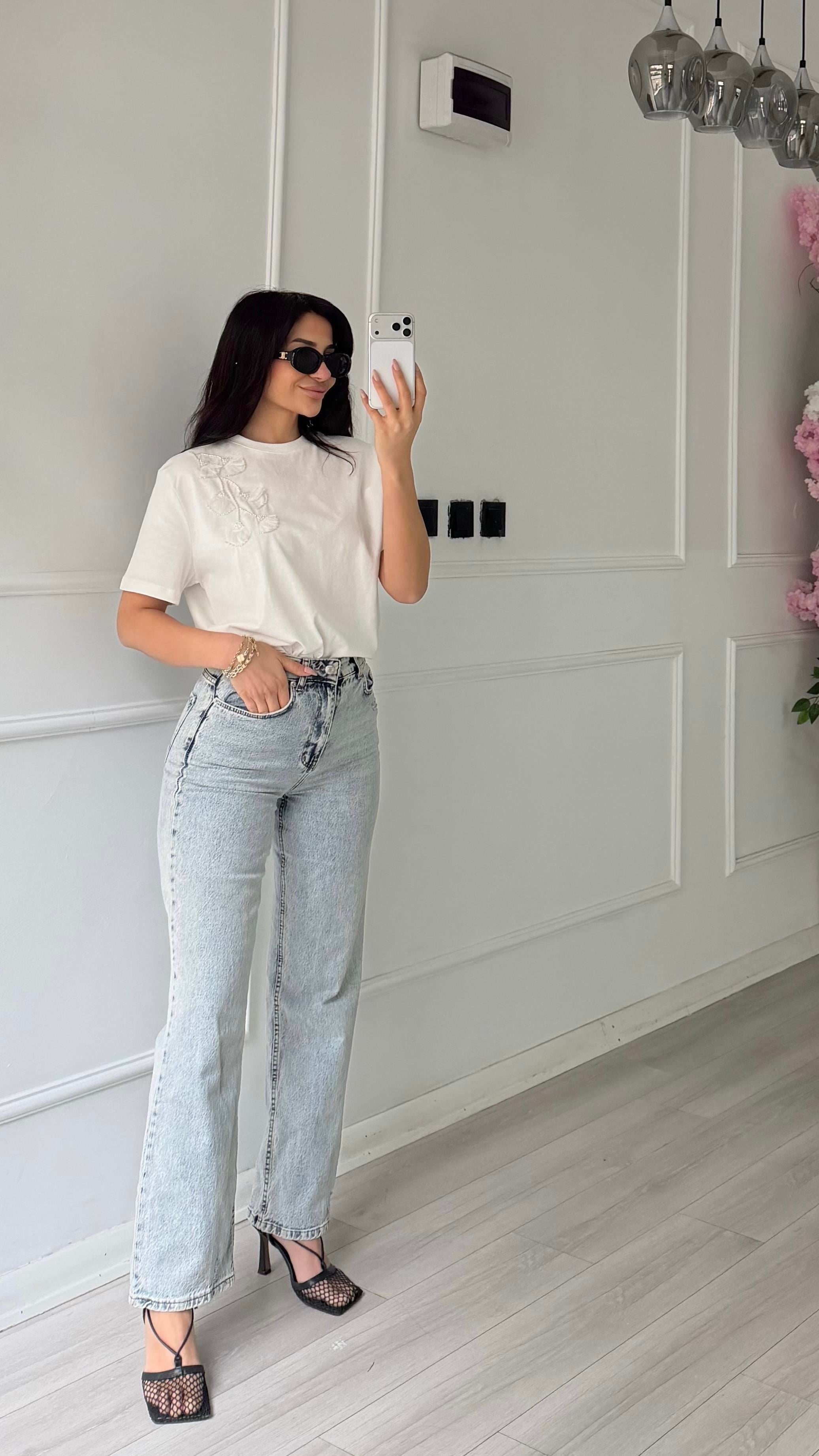 Beyaz % 100 Pamuk Önü İşlemeli T-shirt 