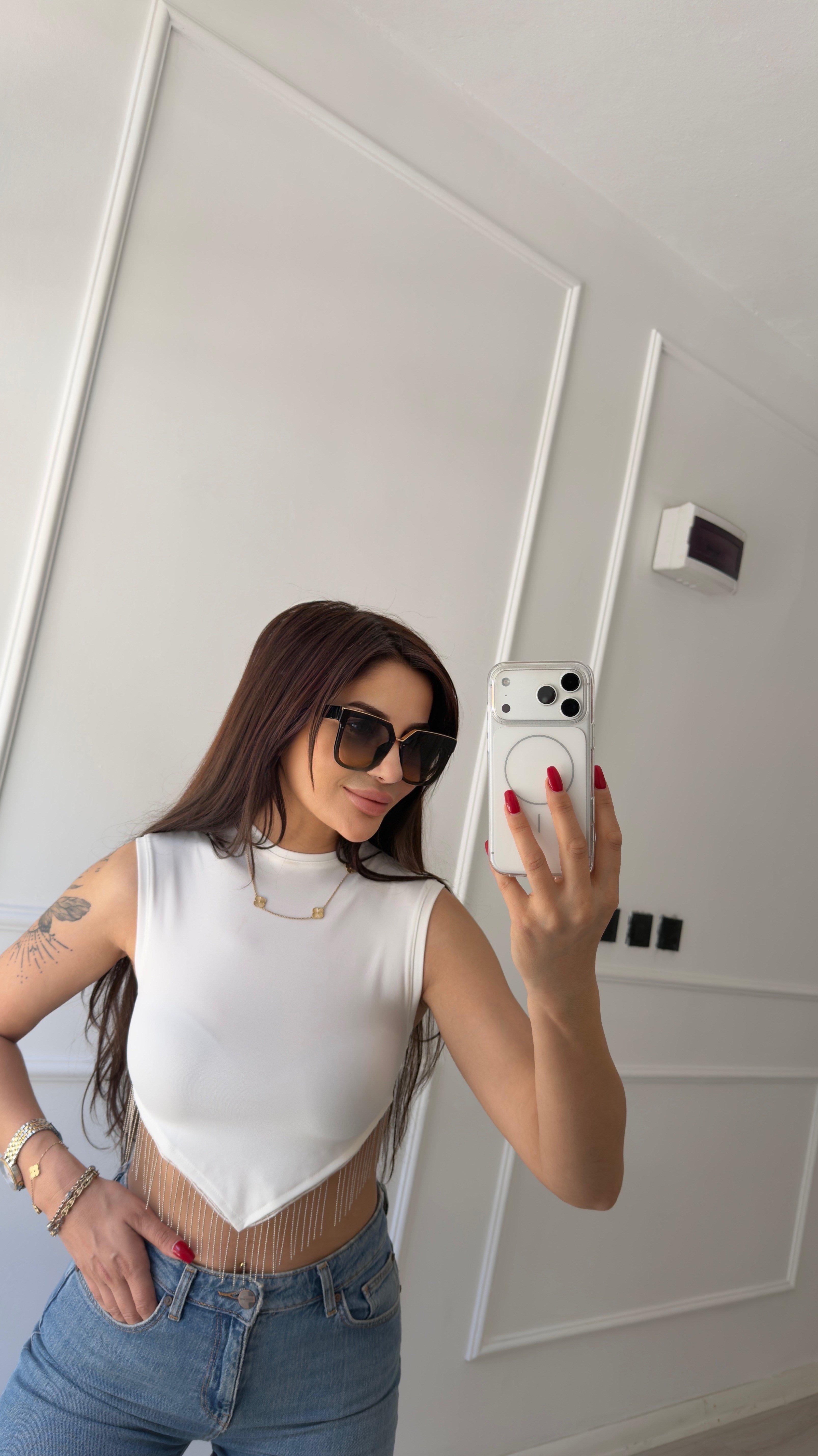 Beyaz Bisiklet Yaka Sarkık Zincir Detaylı Bluz 