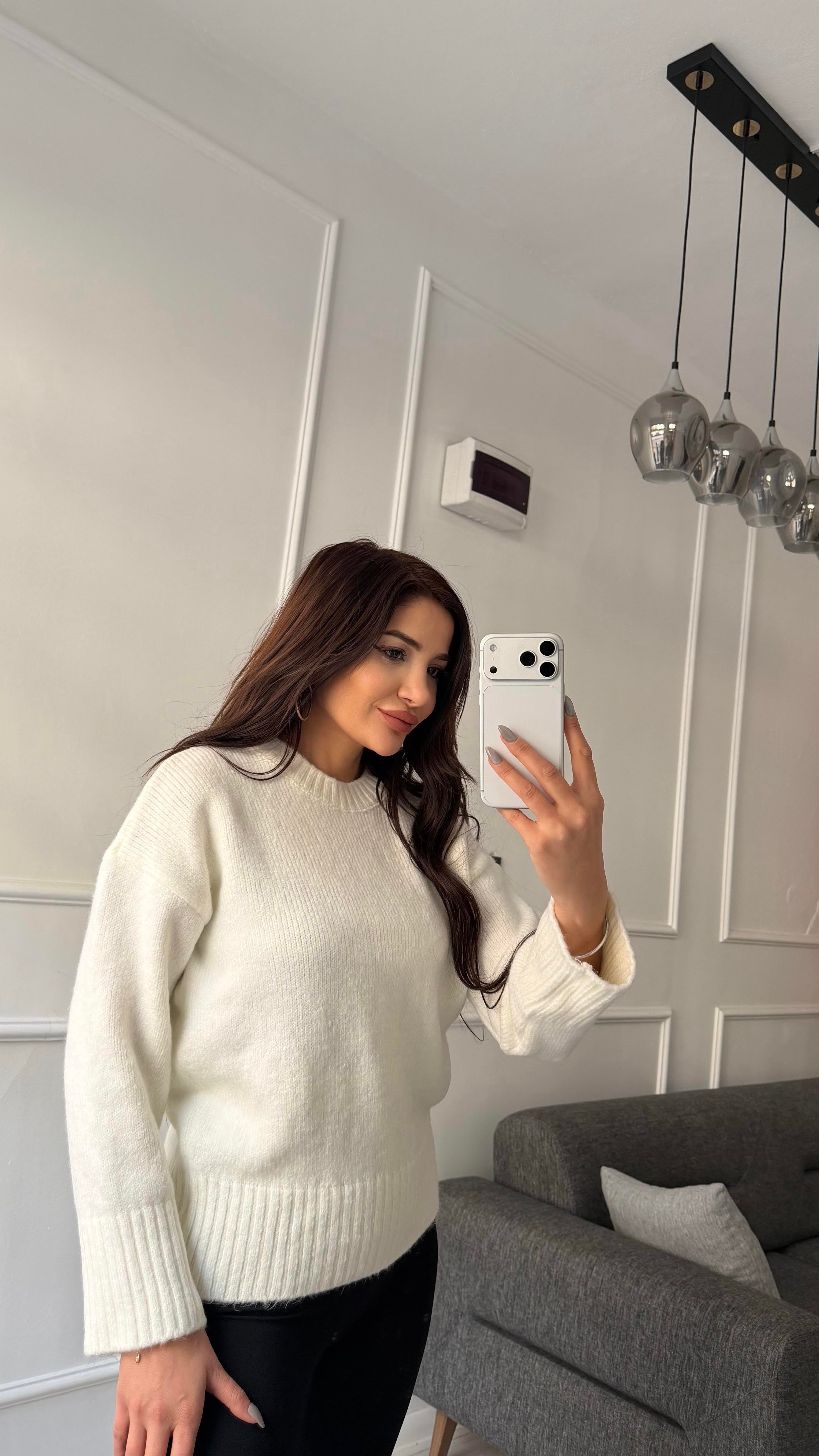 Beyaz Dik Yaka Yumuşak Dokulu Kazak