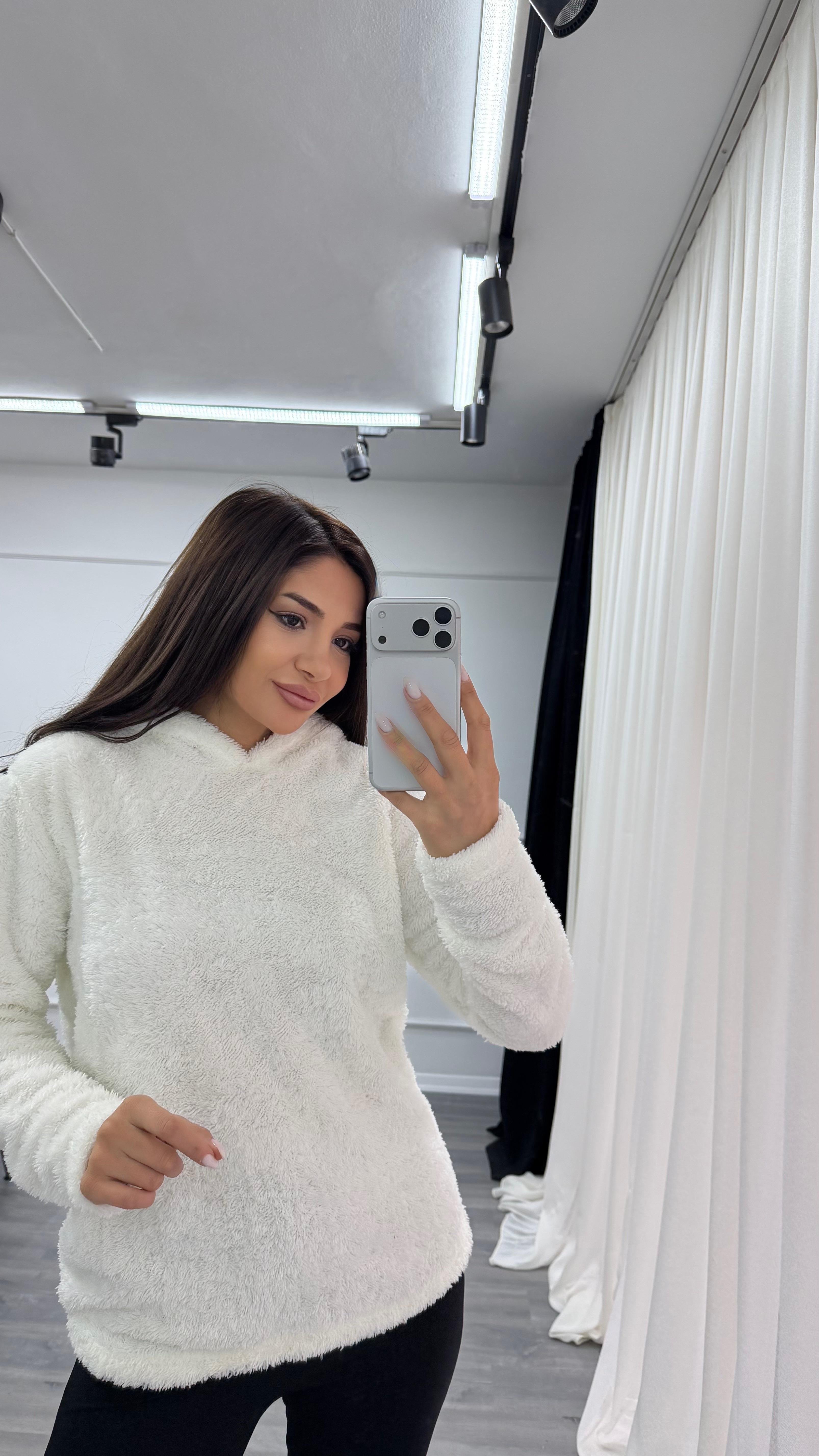 Beyaz Kapüşonlu Yumoş Oversize Peluş Sweatshirt