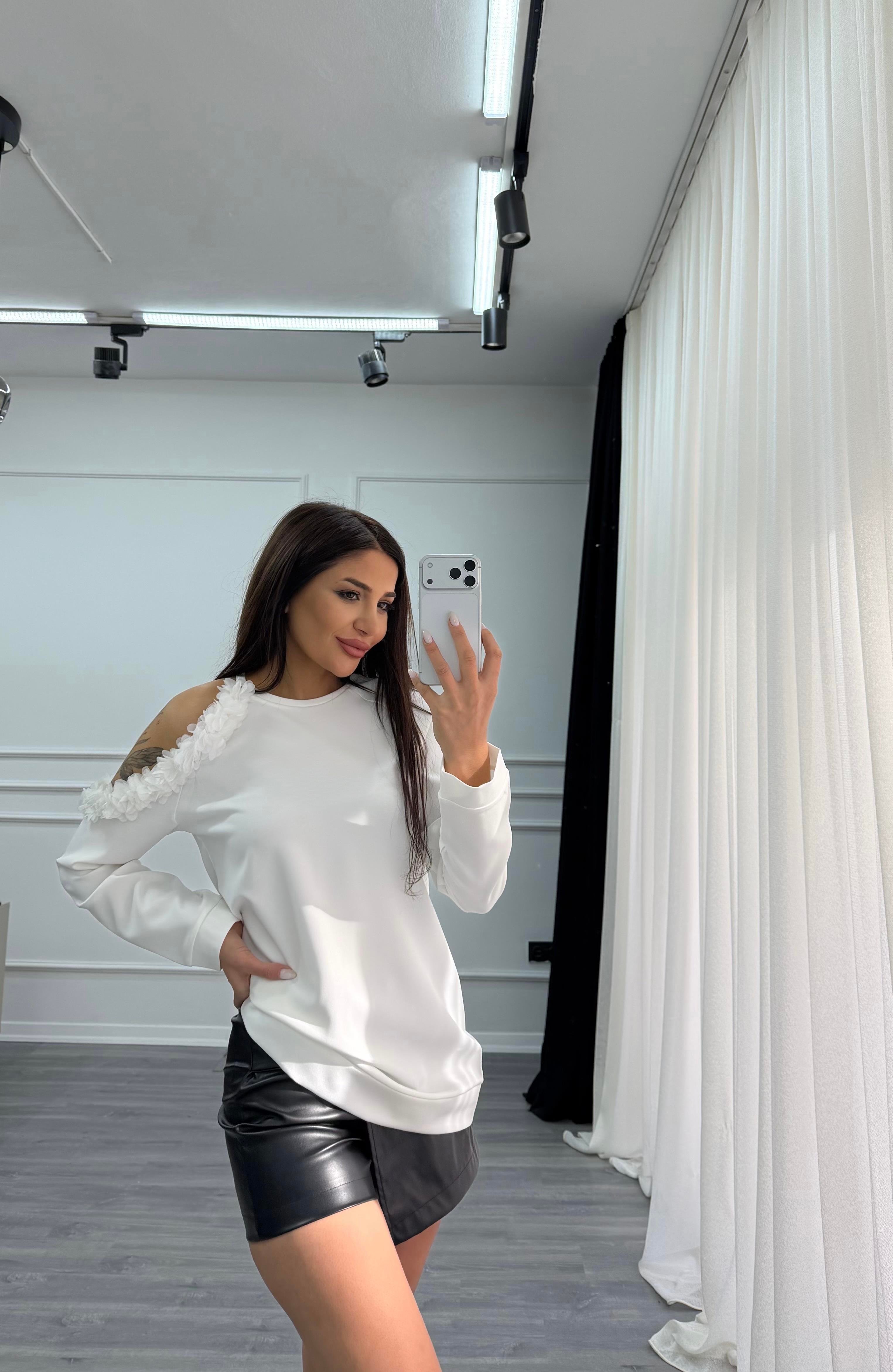 Beyaz Omzu 3D Çiçek Detaylı Bisiklet Yaka Bluz