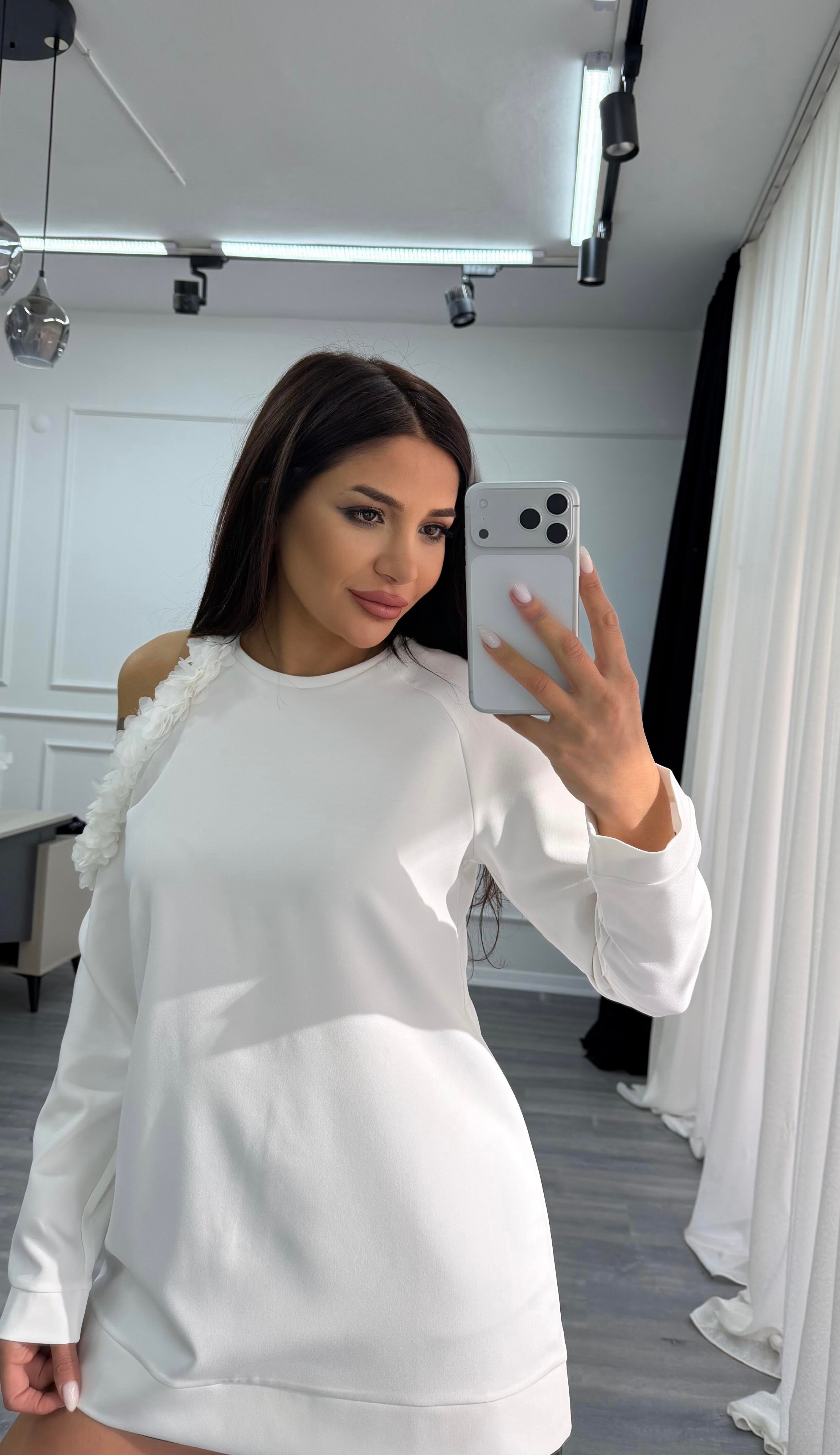 Beyaz Omzu 3D Çiçek Detaylı Bisiklet Yaka Bluz