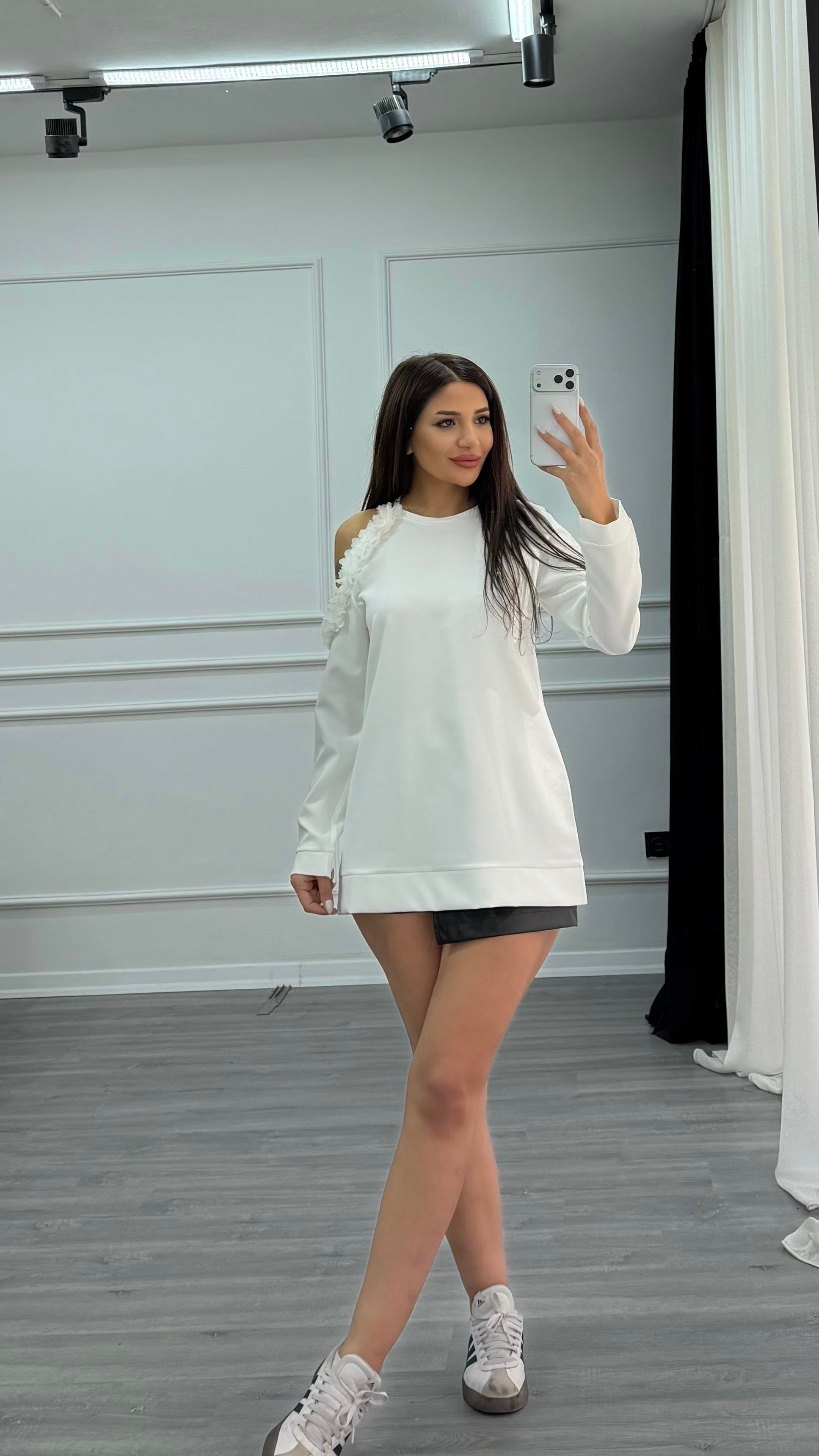 Beyaz Omzu 3D Çiçek Detaylı Bisiklet Yaka Bluz
