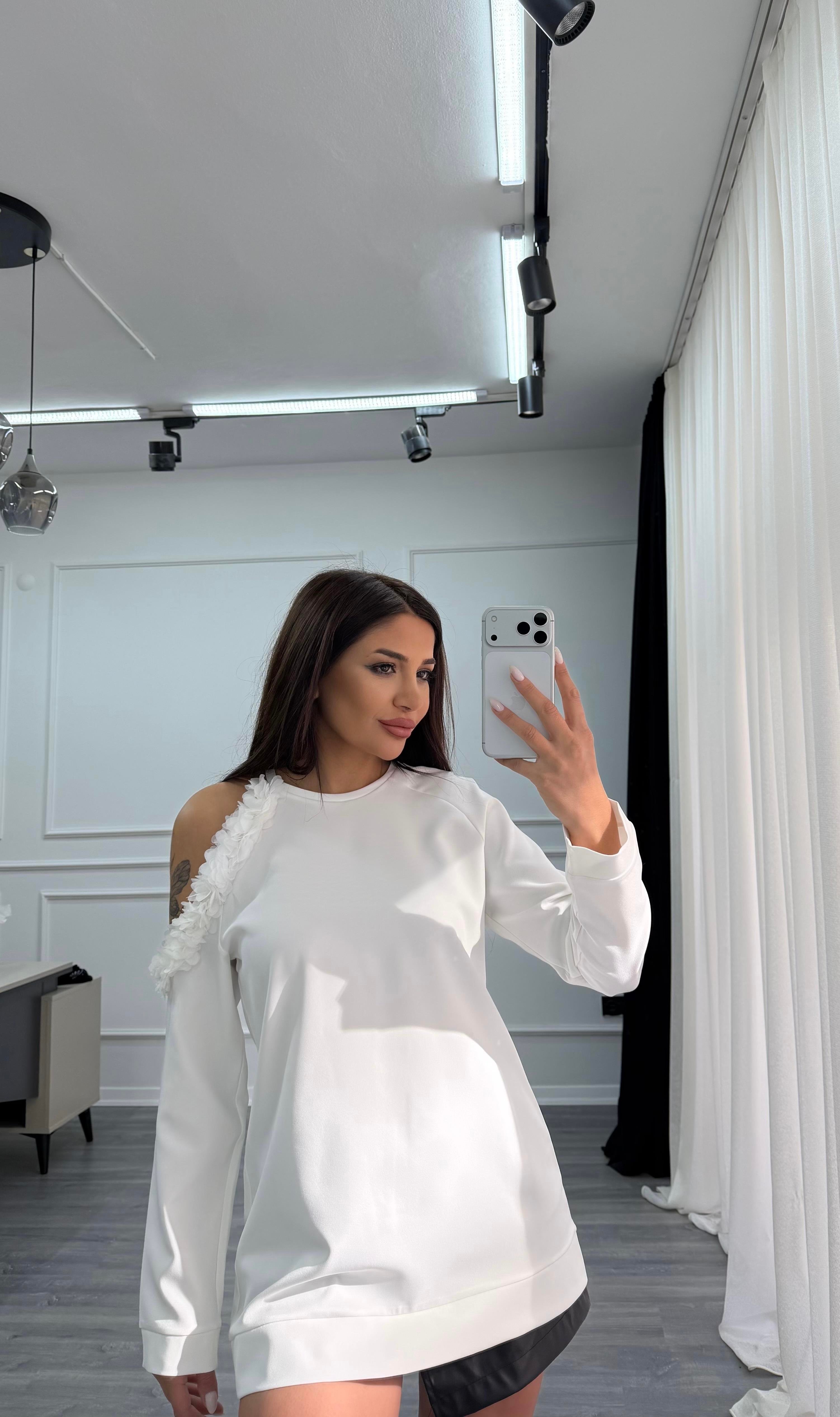 Beyaz Omzu 3D Çiçek Detaylı Bisiklet Yaka Bluz
