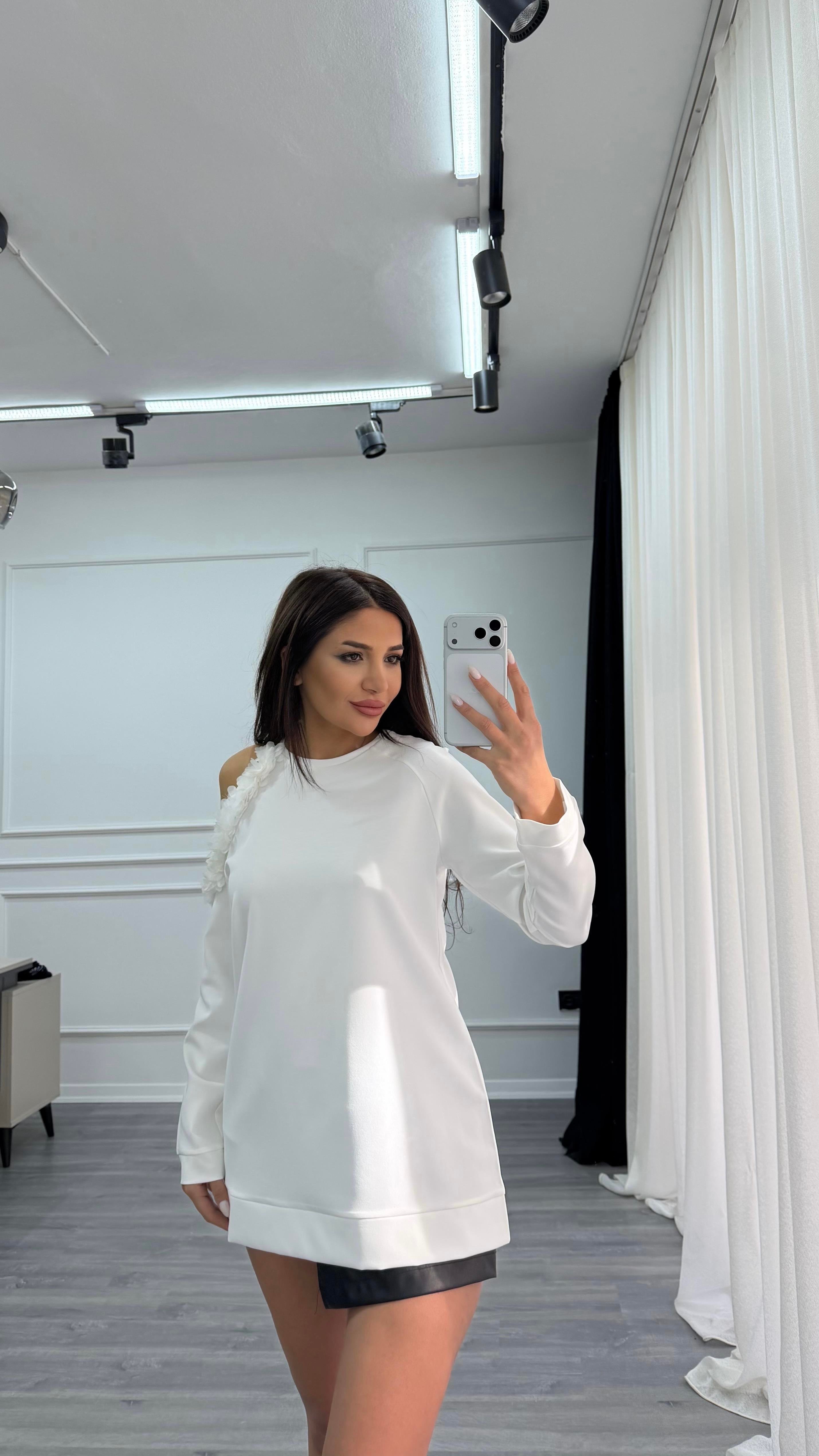 Beyaz Omzu 3D Çiçek Detaylı Bisiklet Yaka Bluz