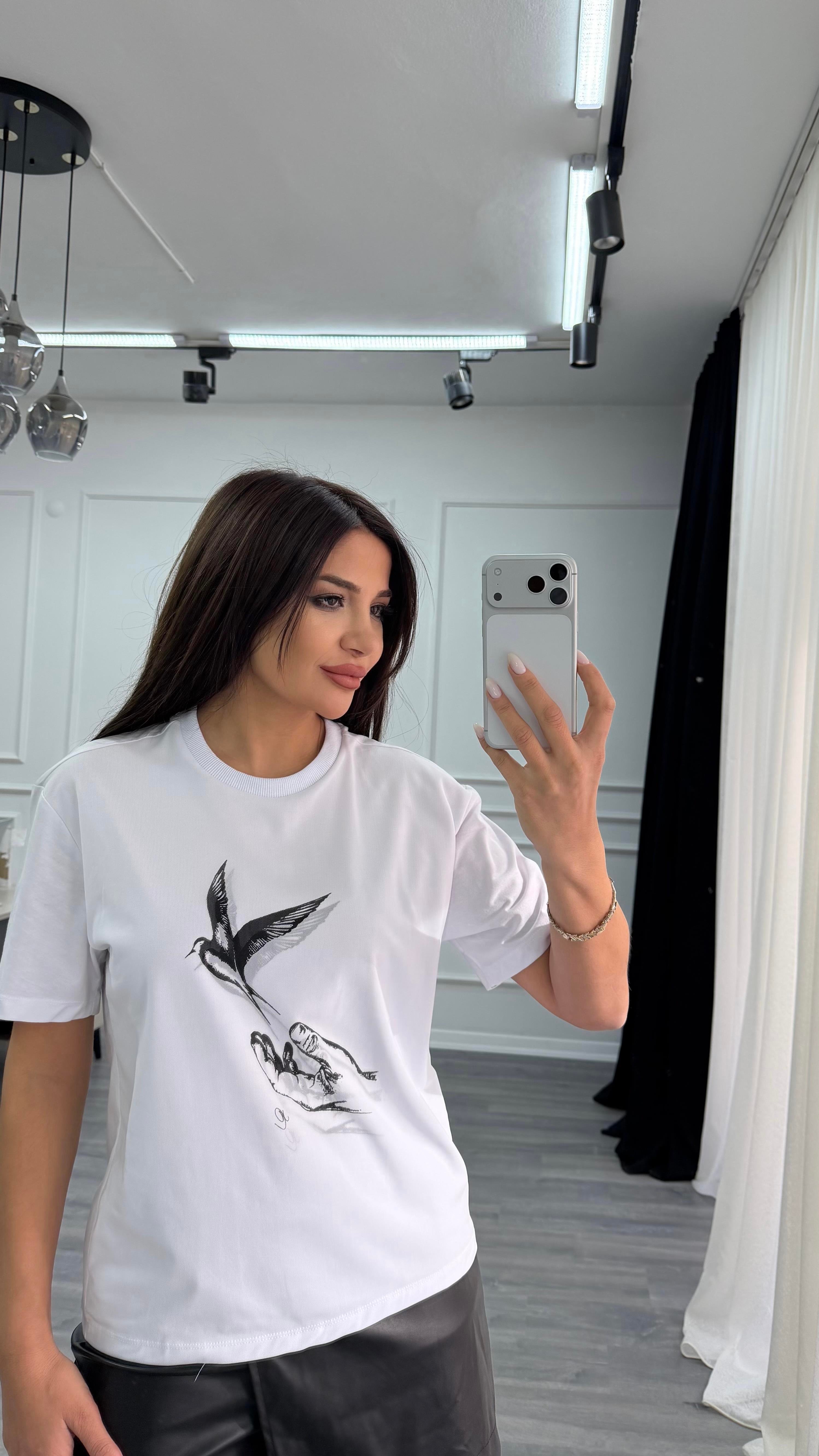 Beyaz Önü Tüllü Kuş Detaylı Bisiklet Yaka Tshirt