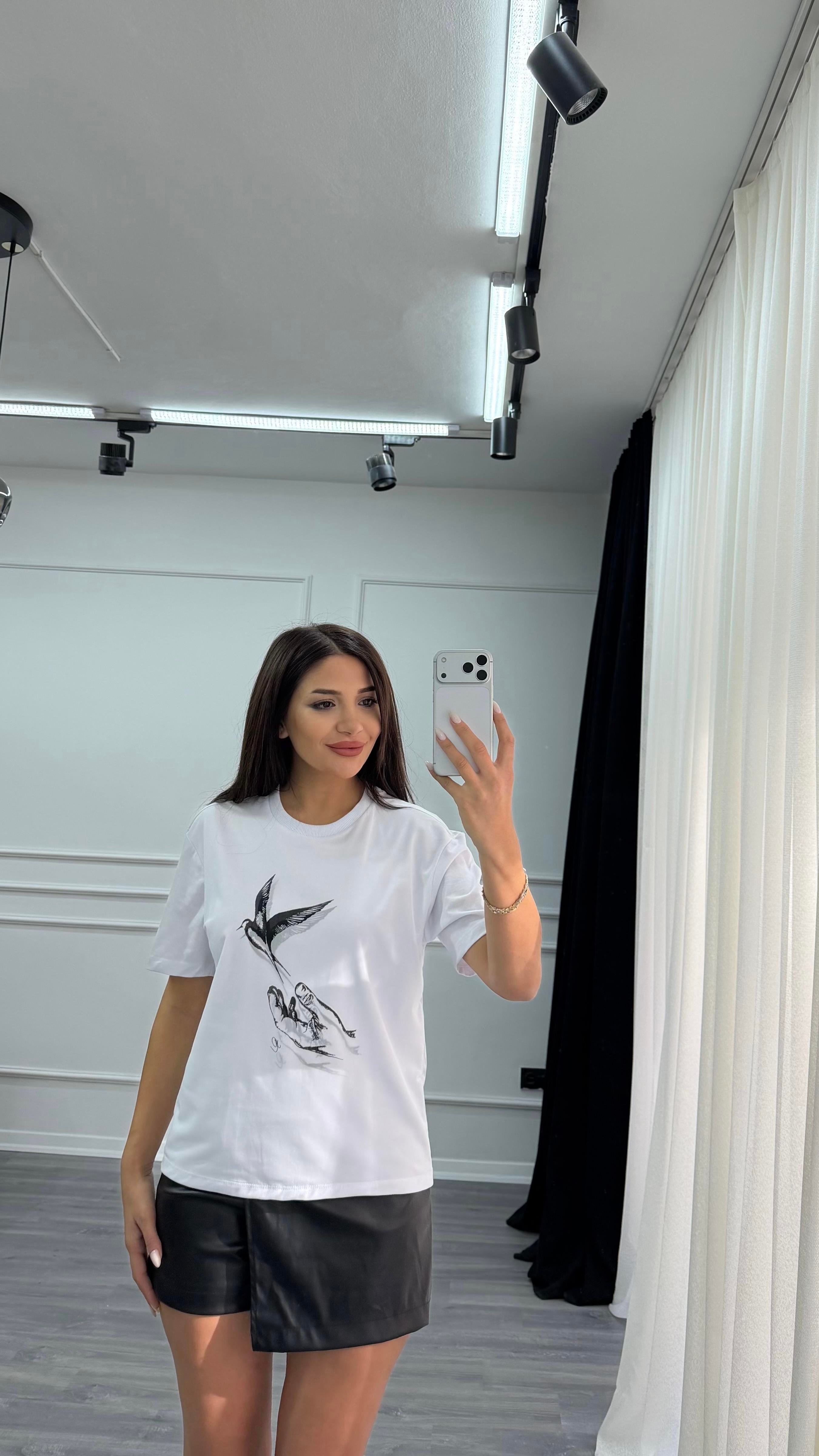 Beyaz Önü Tüllü Kuş Detaylı Bisiklet Yaka Tshirt