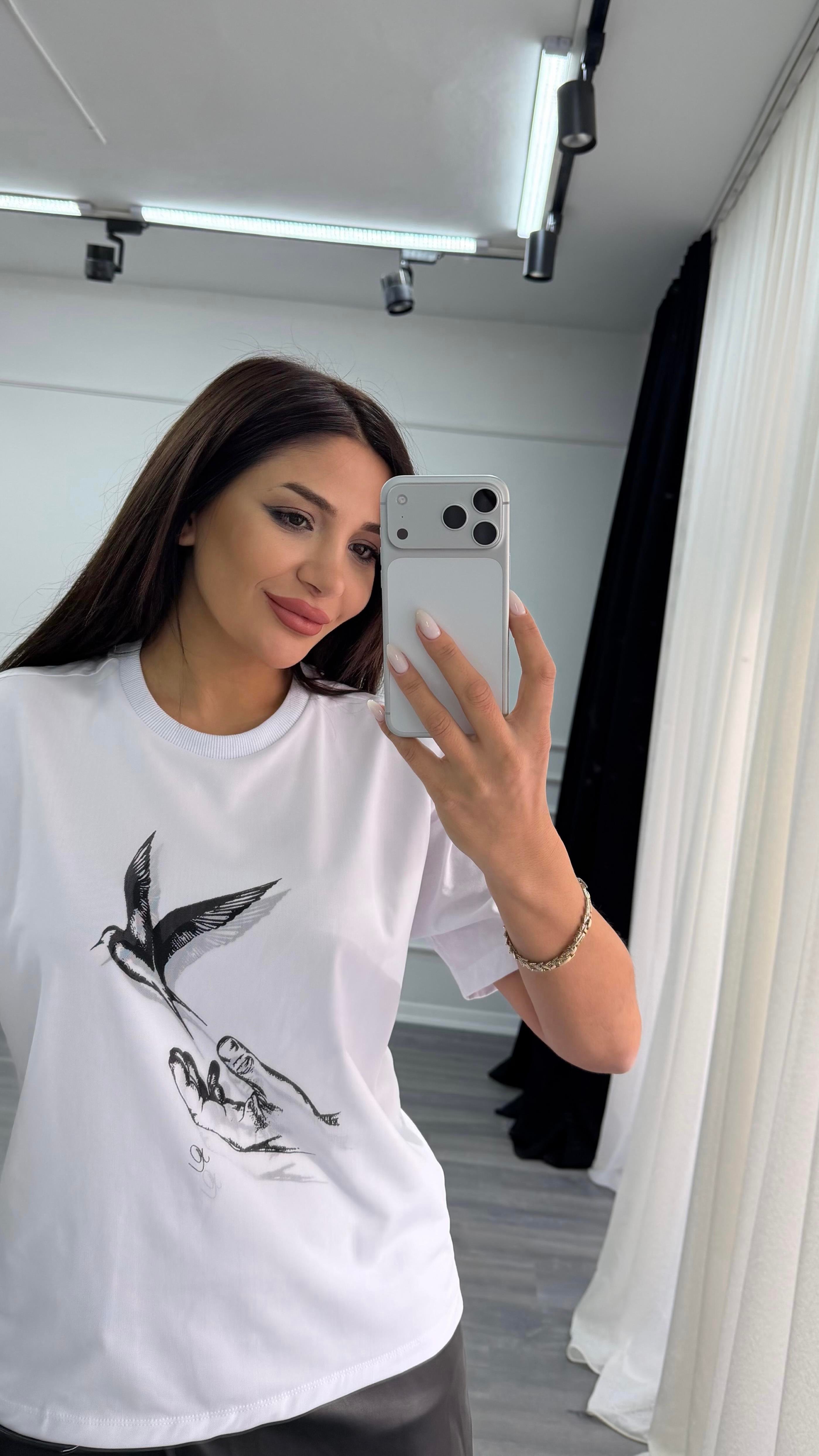 Beyaz Önü Tüllü Kuş Detaylı Bisiklet Yaka Tshirt