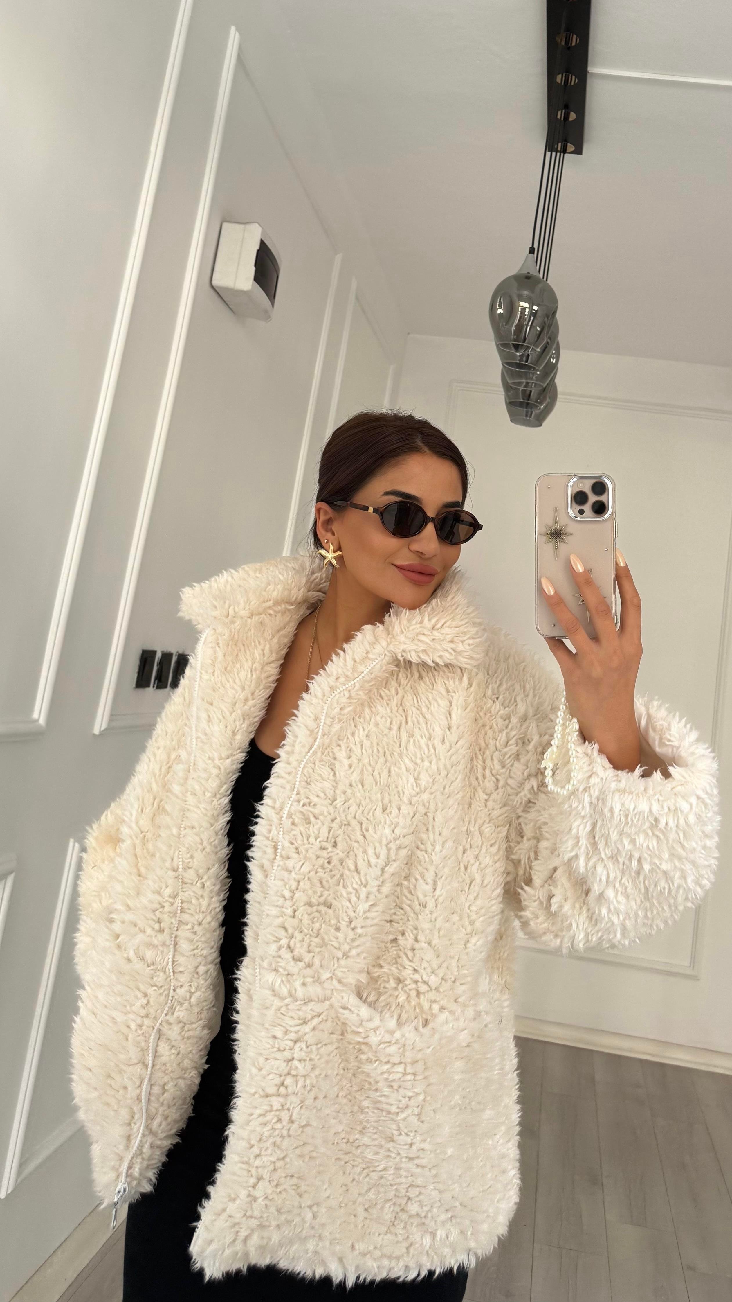 Beyaz Peluş Fermuarlı Çift Cepli Kürk