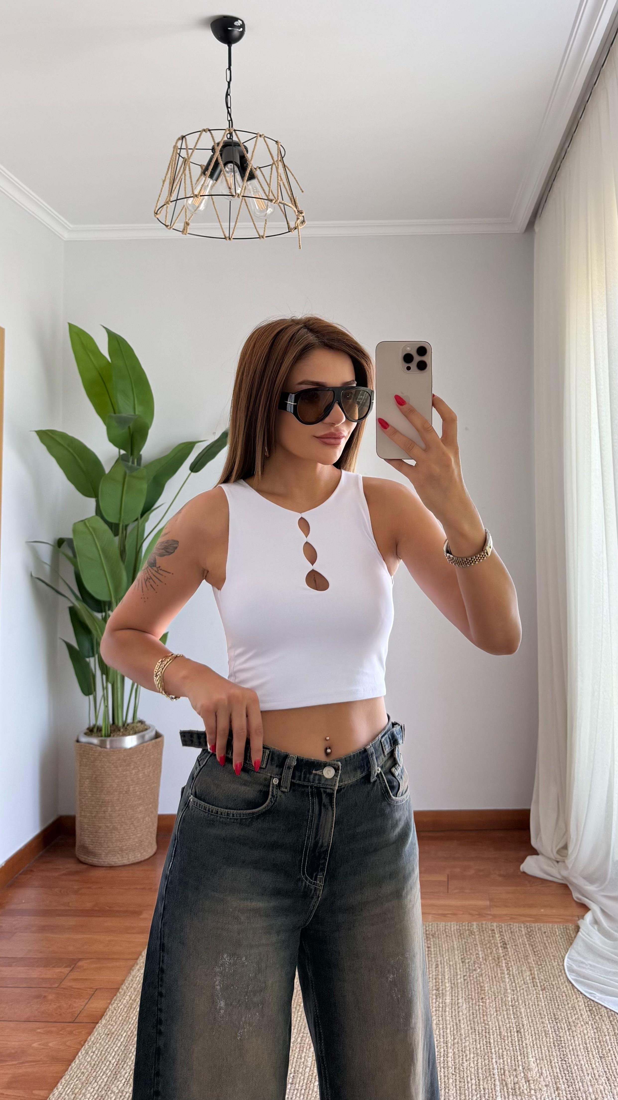 beyaz pencere detayli kolsuz crop büstiyer