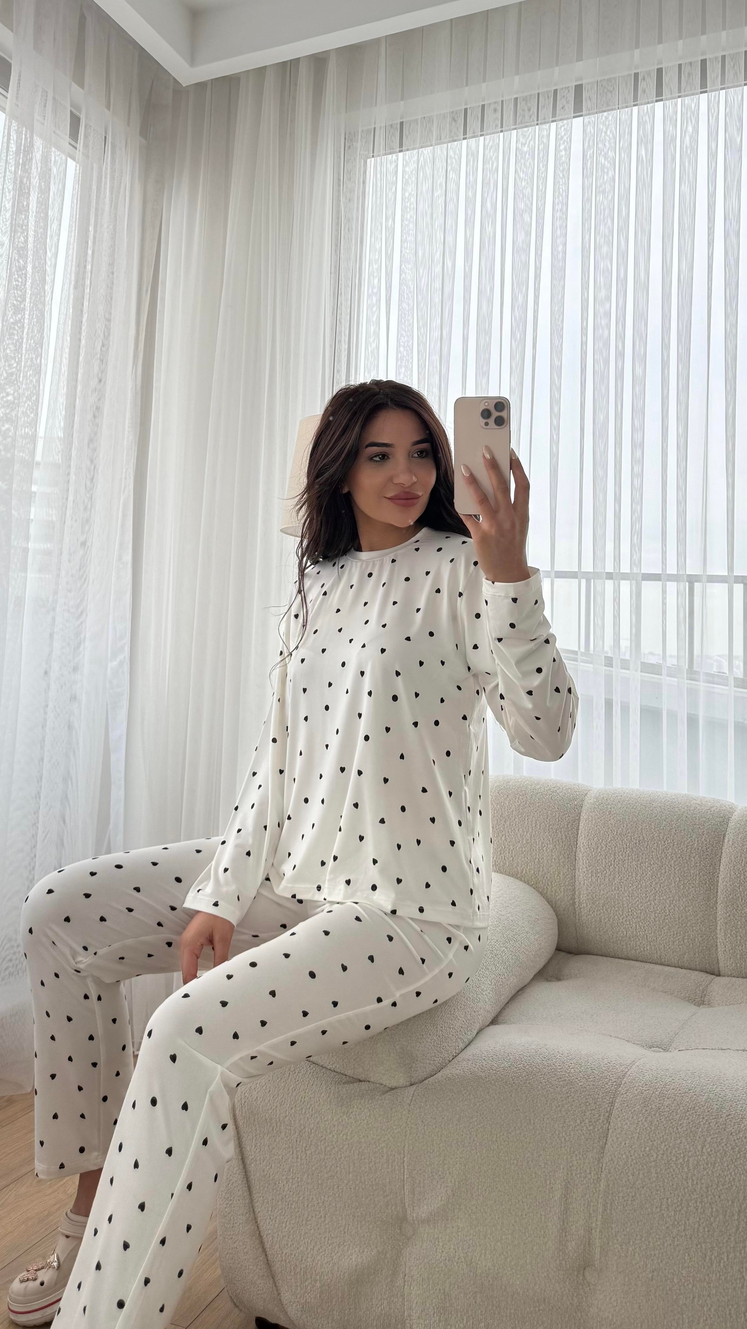 Beyaz Premium Kalite Uzun Kollu Siyah Kalp Desenli Pijama Takımı