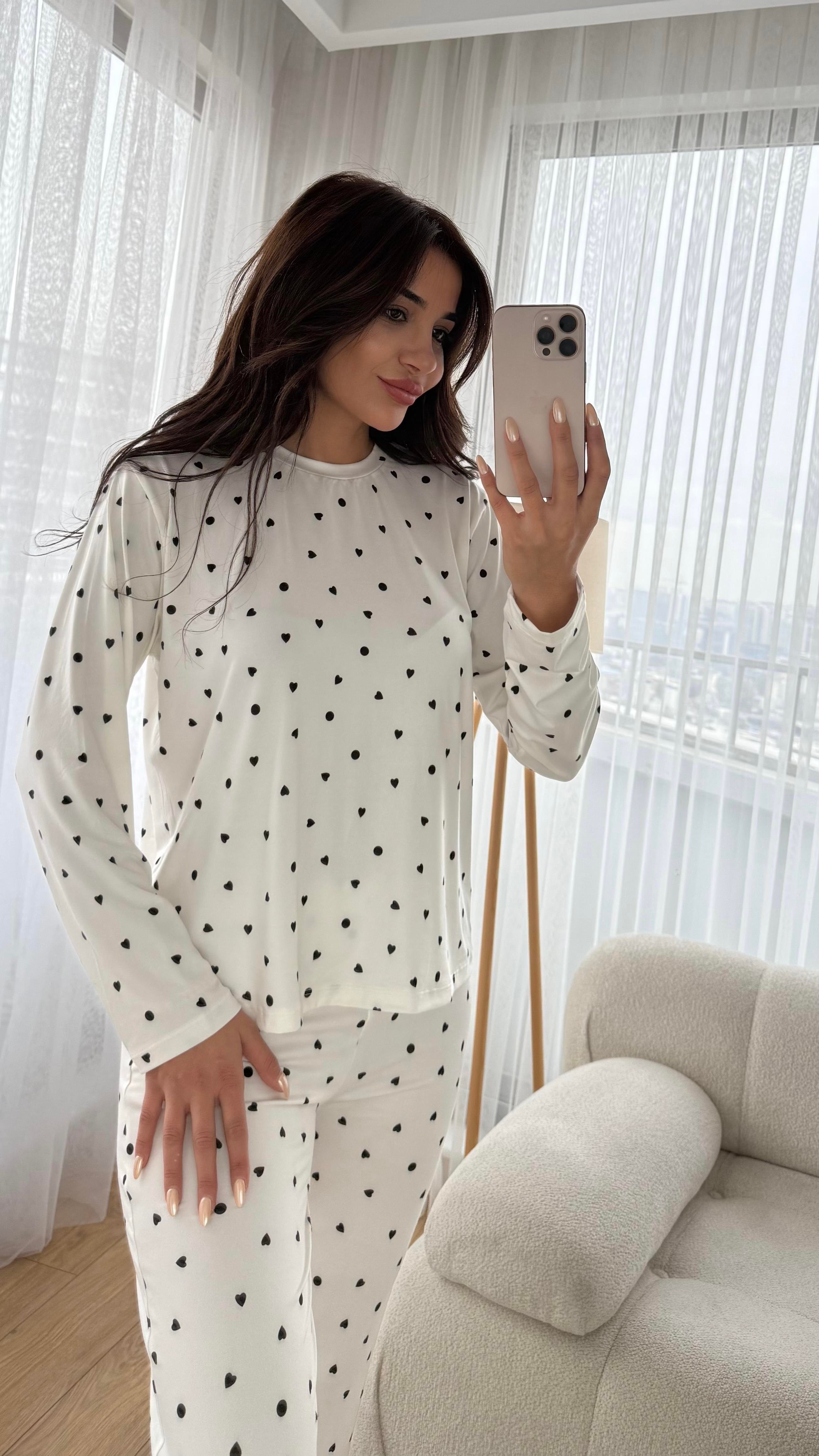 Beyaz Premium Kalite Uzun Kollu Siyah Kalp Desenli Pijama Takımı