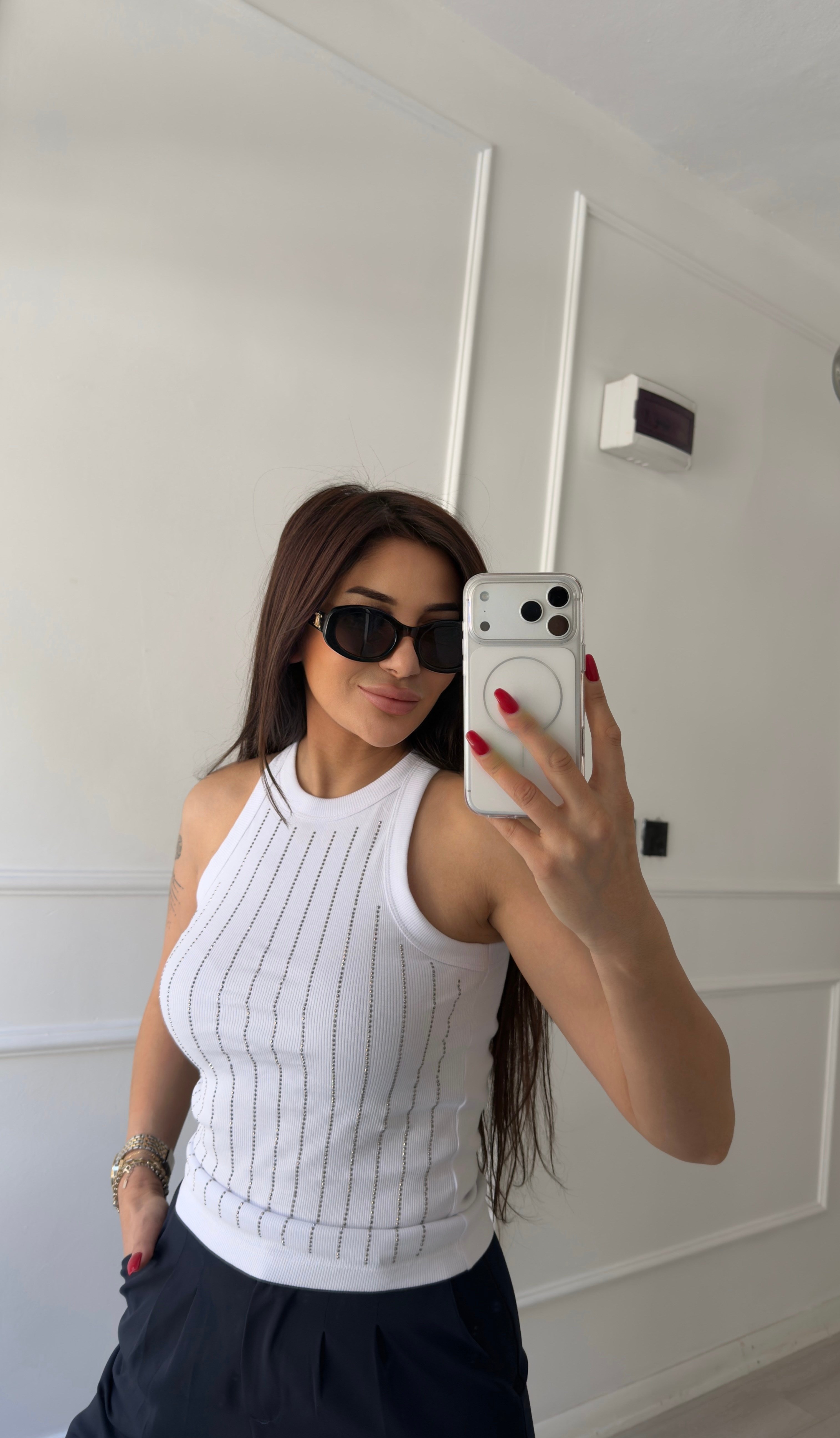 Beyaz Taş Detaylı Sıfır Kol Bluz