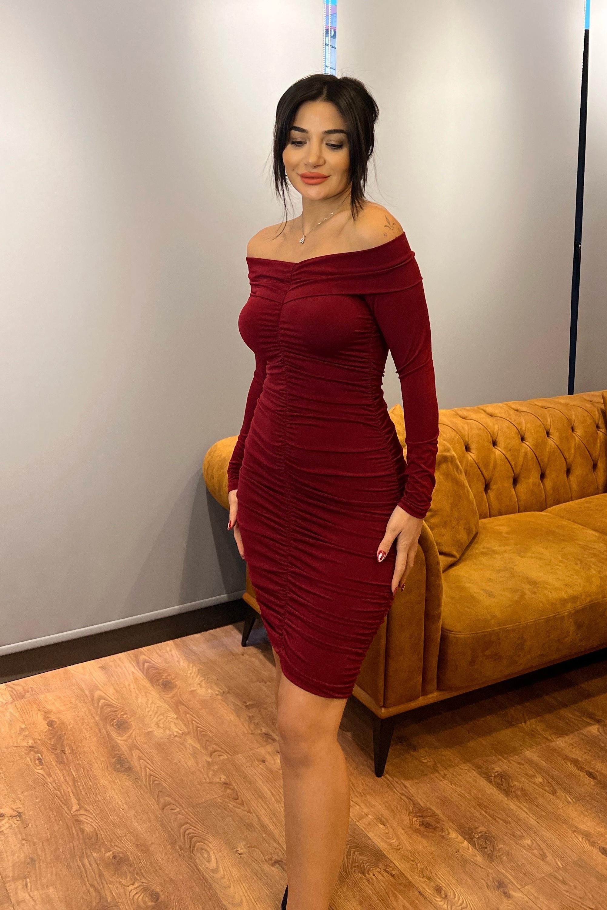 Bordo Madonna Yaka Büzgülü Örme Kumaş Elbise