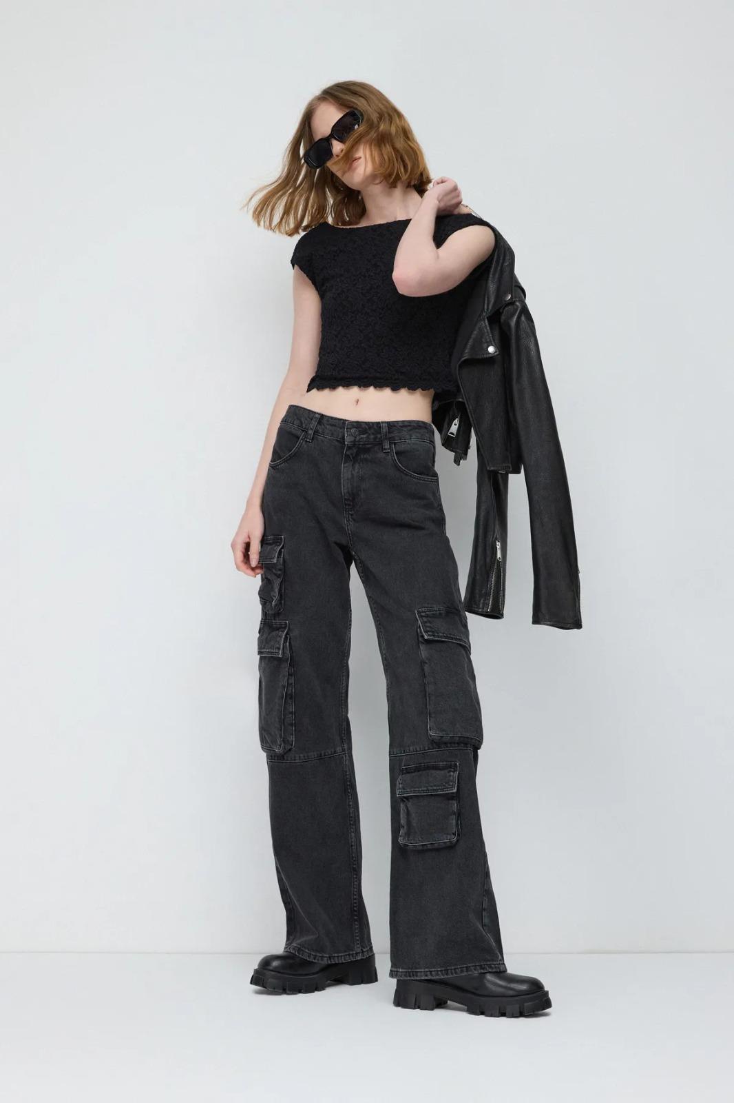 Daves Sırt Dekolteli Kısa Kollu Dantel Crop Top