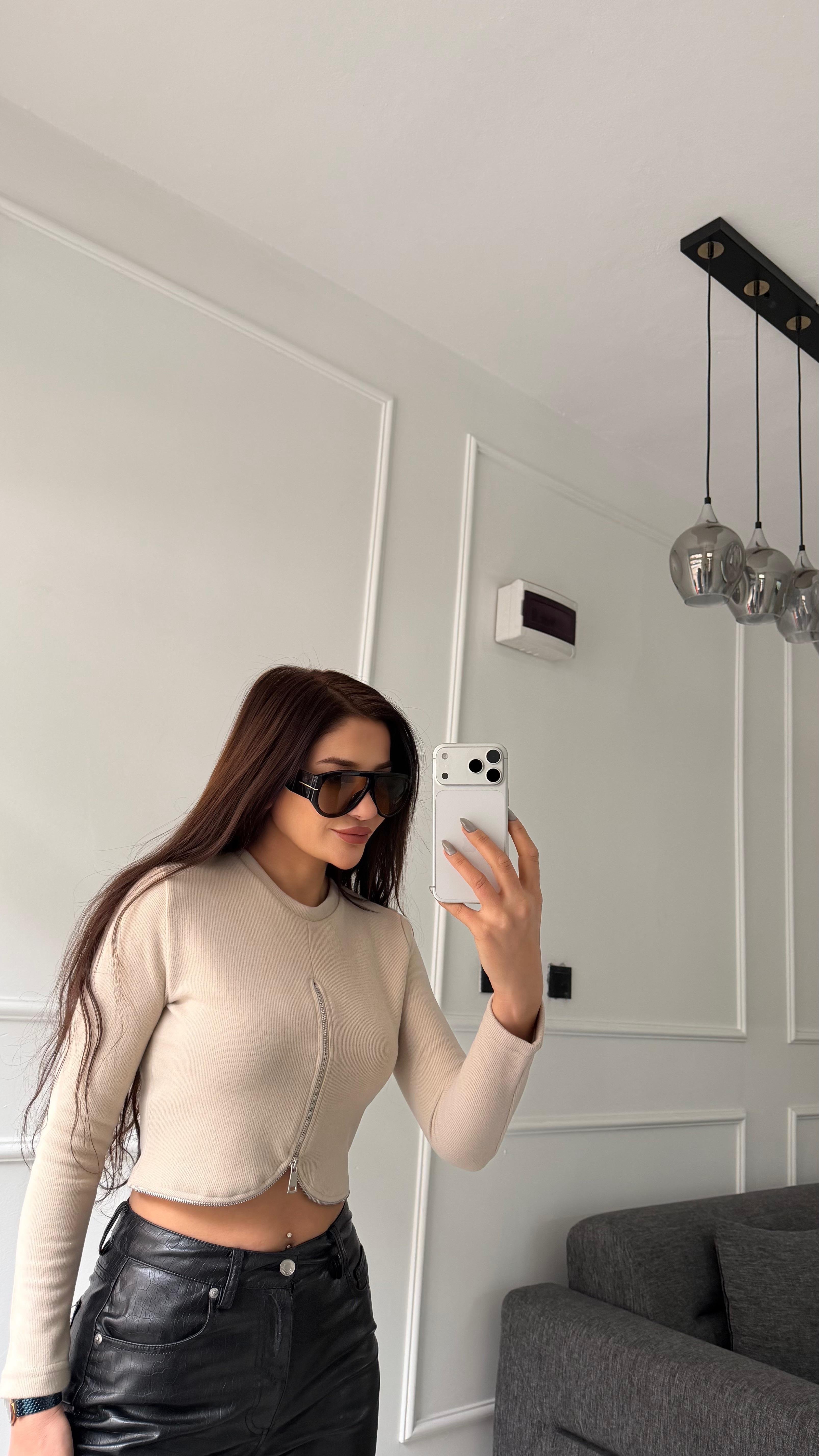 Ekru Fermuarlı Yumuşak Doklu Bluz
