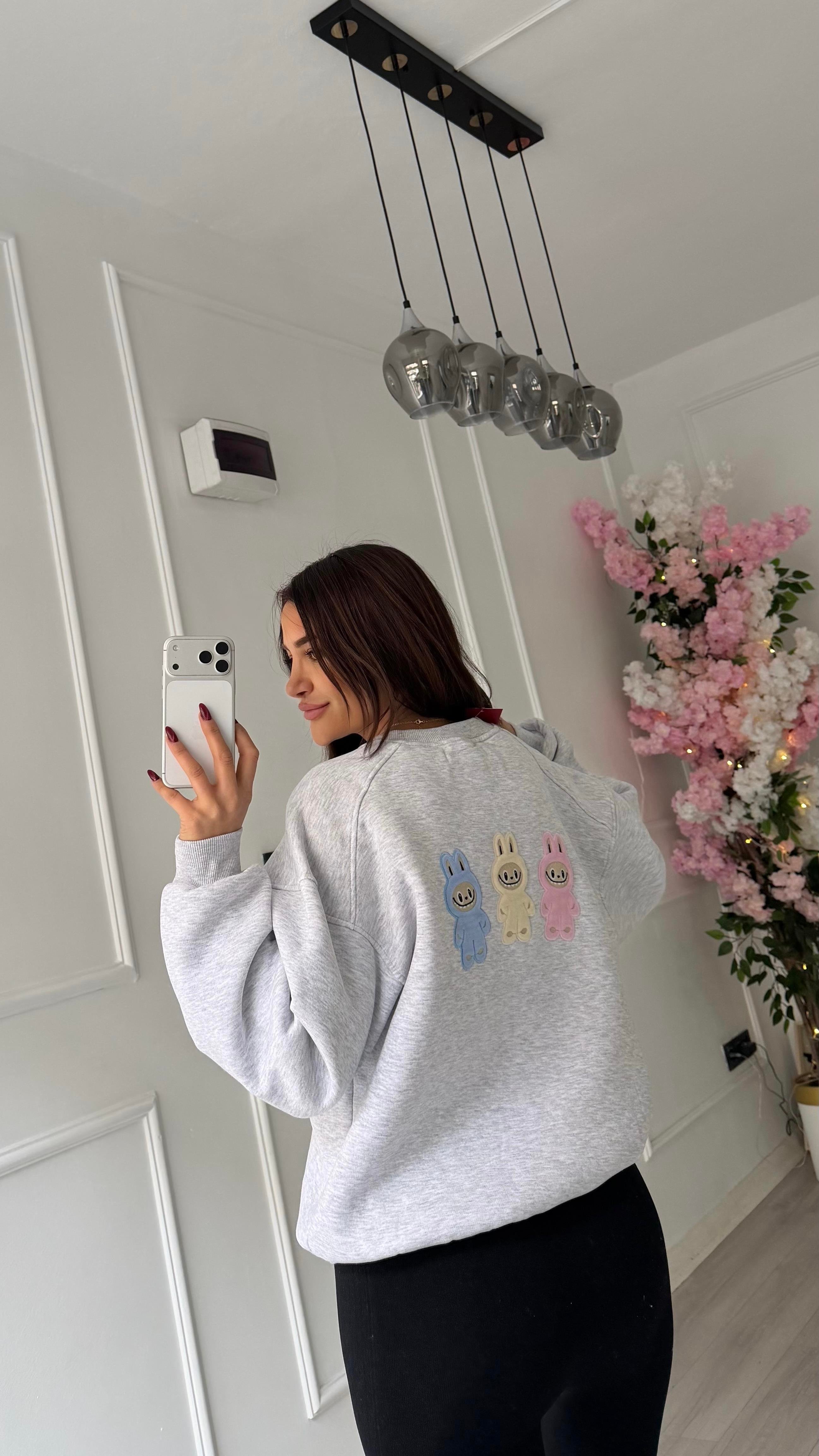 Gri Labubu Nakışlı Oversize Şardonlu Sweatshirt