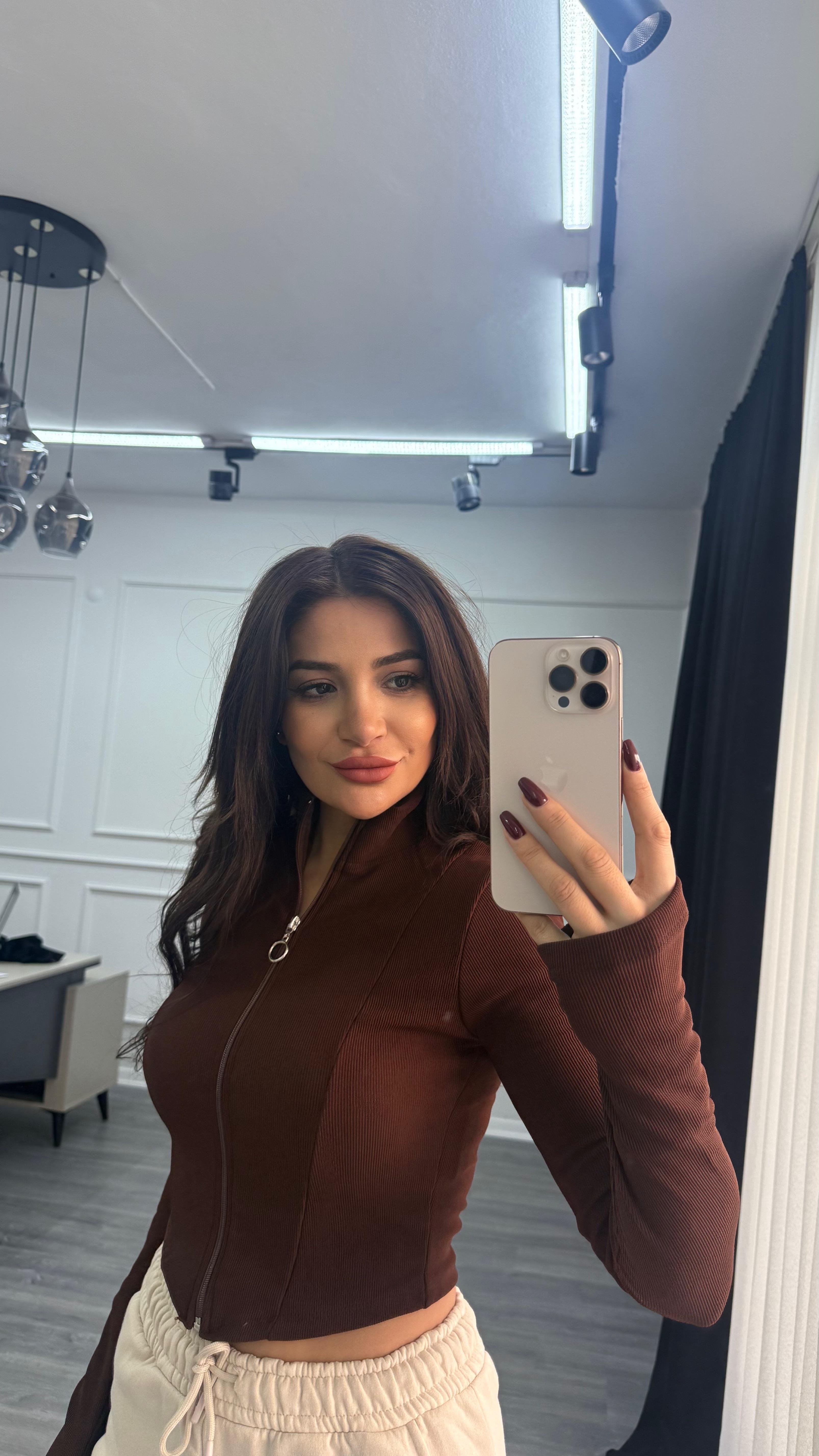 Kahverengi Önü Fermuarlı Esnek Dik Yaka Hırka