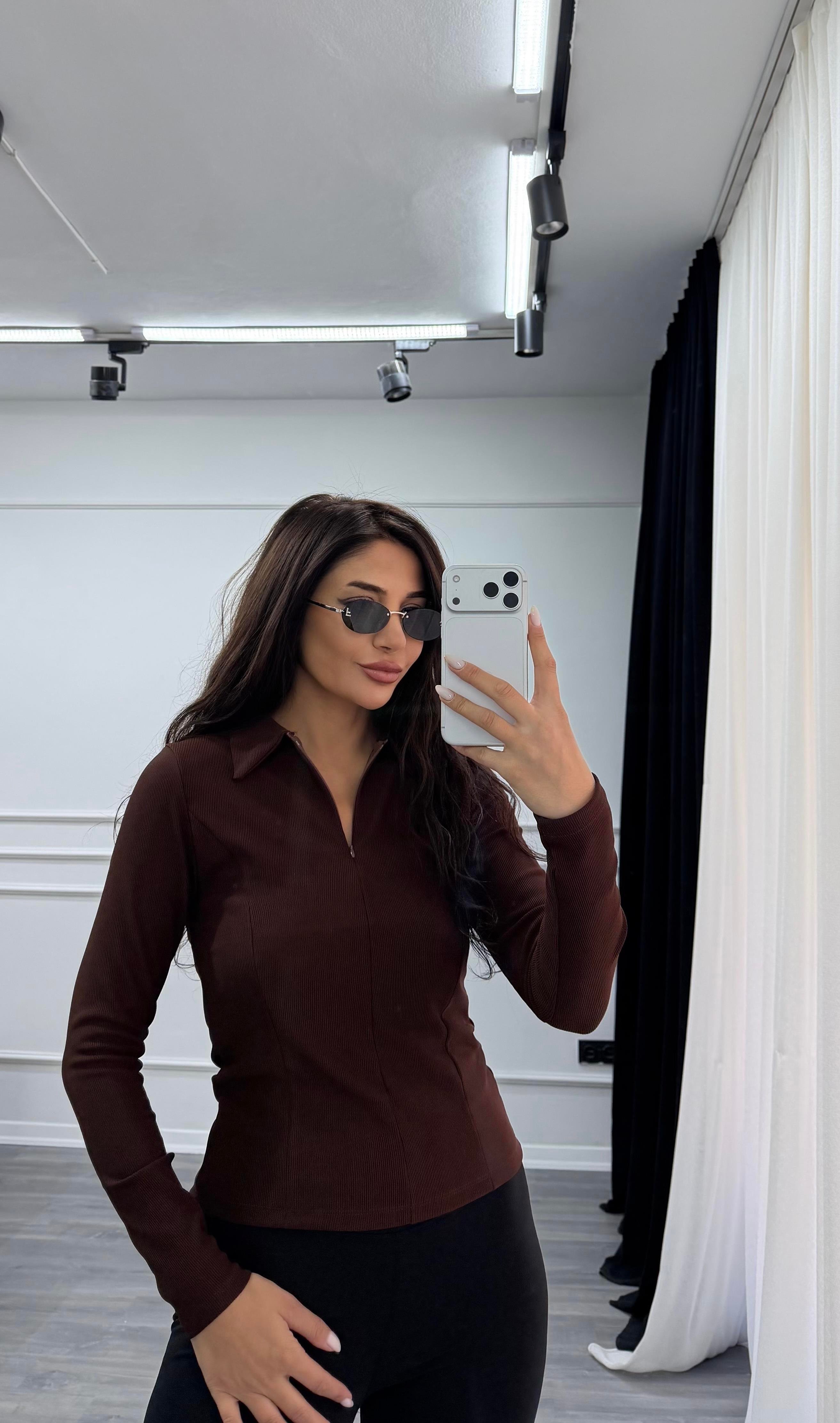 Kahverengi Polo Yaka Yarım Fermuarlı Esnek Bluz