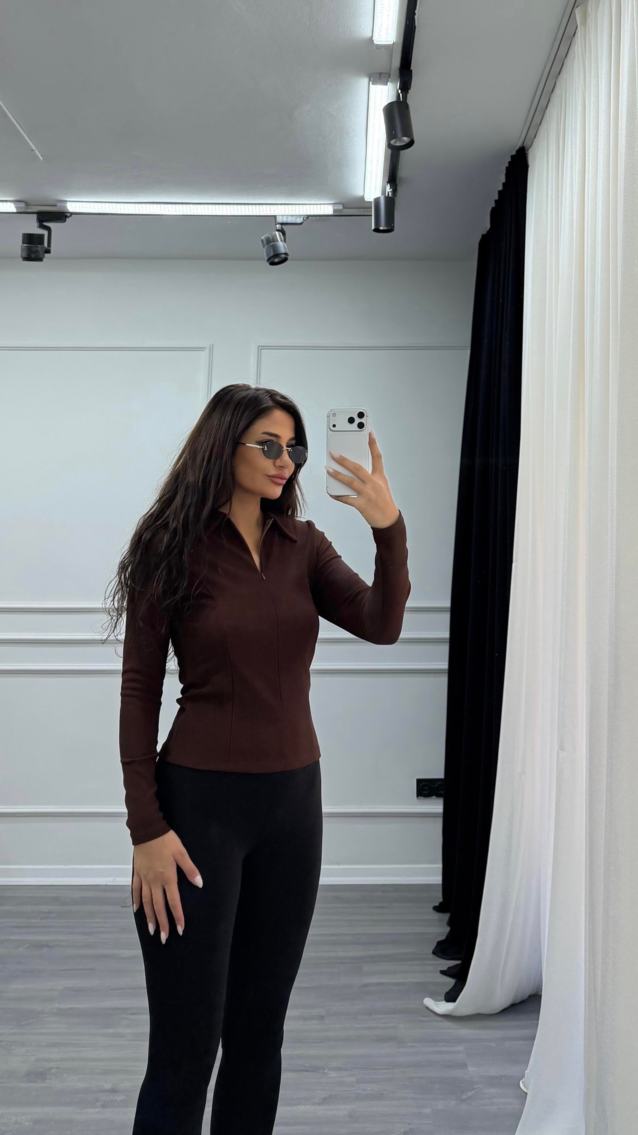 Kahverengi Polo Yaka Yarım Fermuarlı Esnek Bluz
